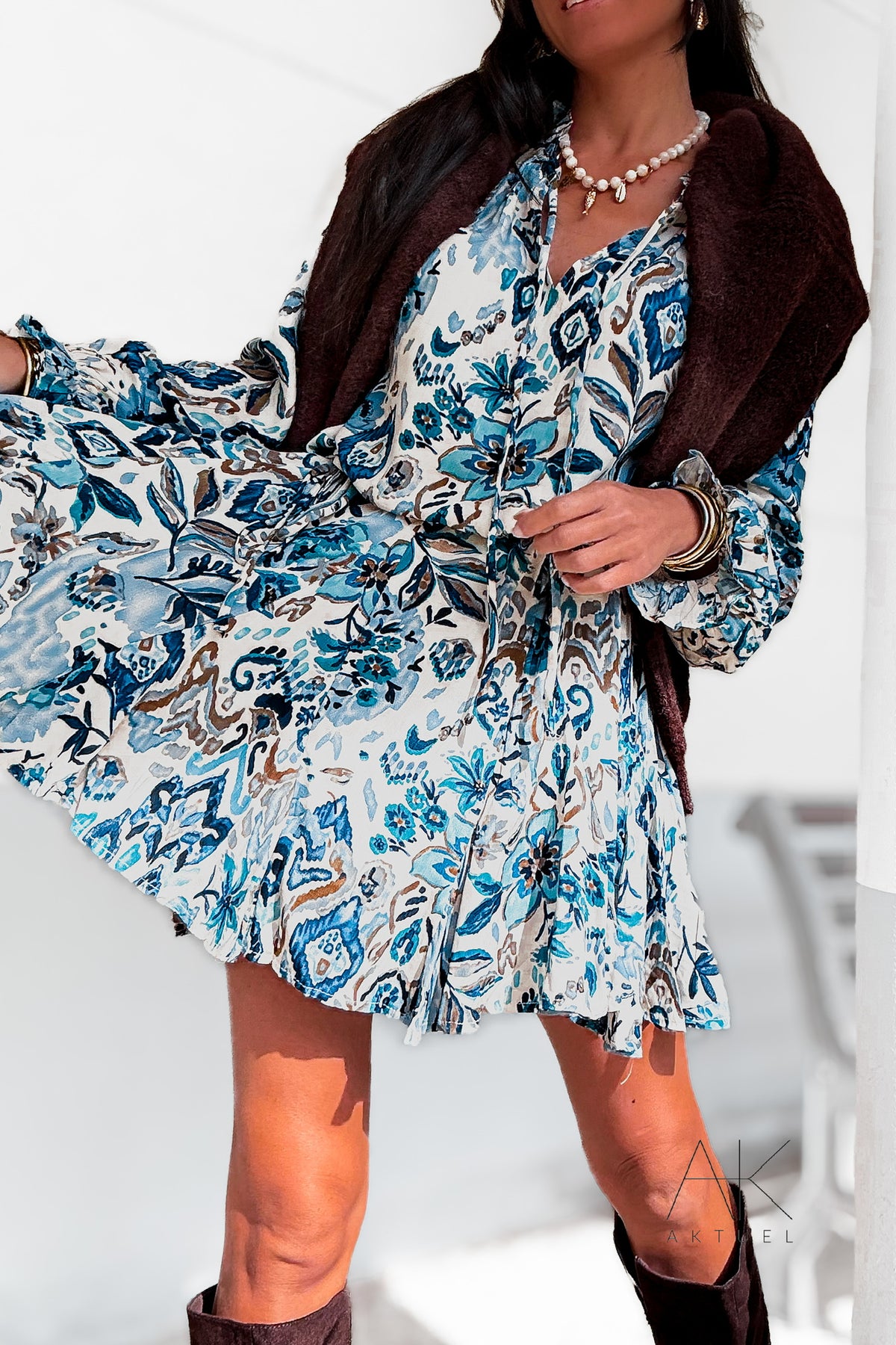 Robe imprimée bleu ceinturée à manches longues