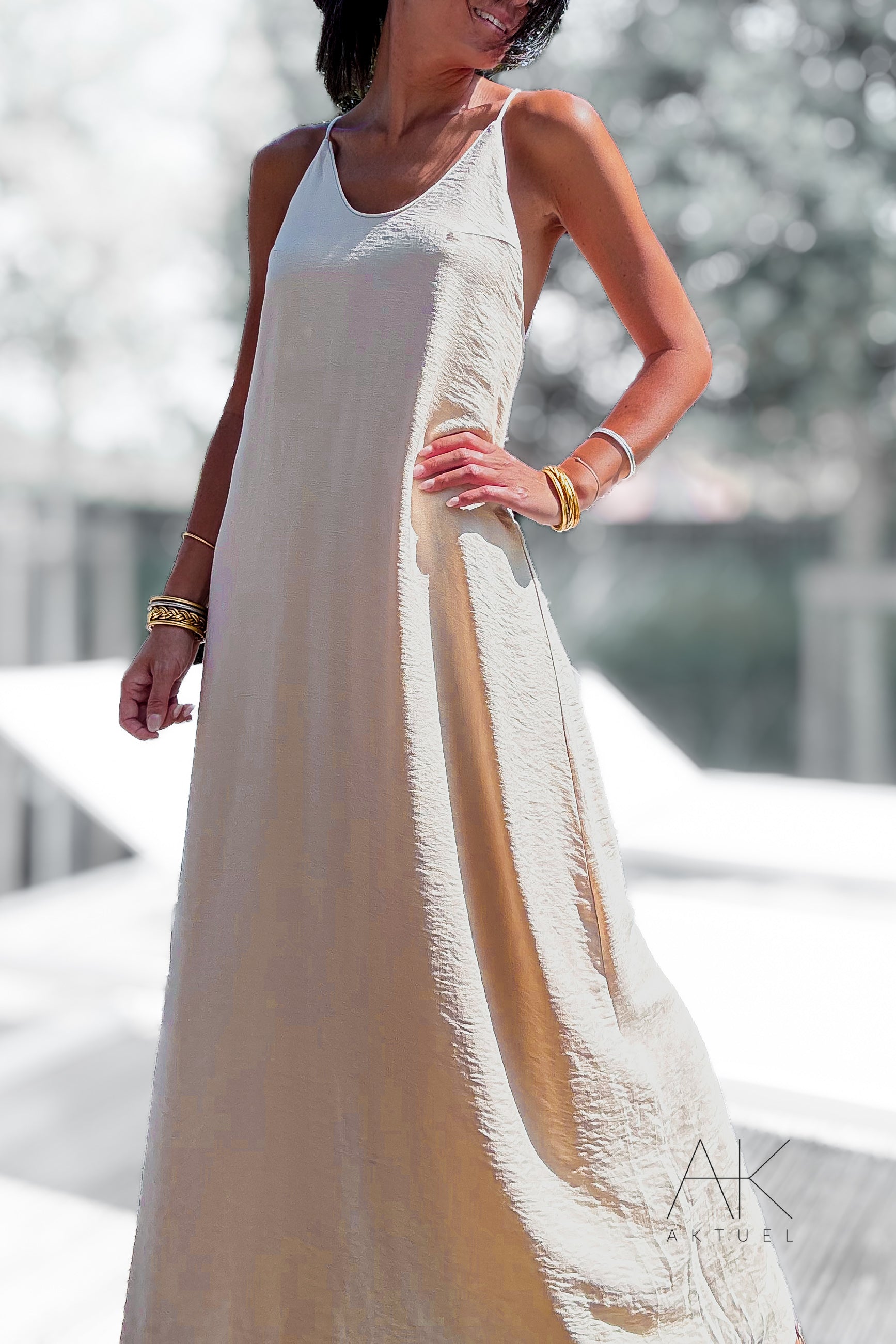 Robe longue beige dos nu avec perles naturelles