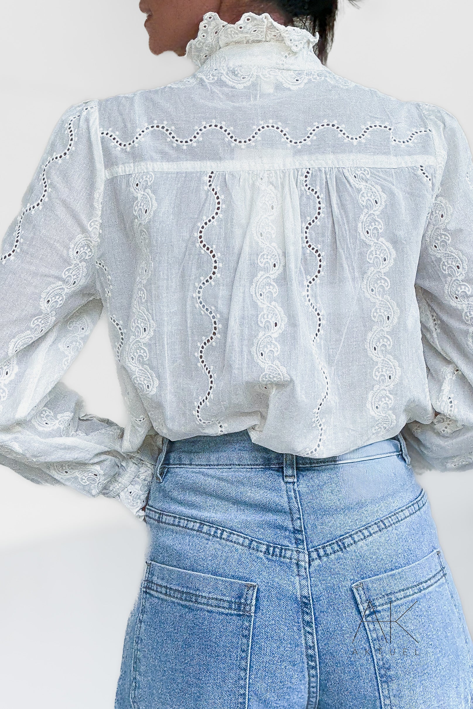 Chemise beige brodée à volants romantiques