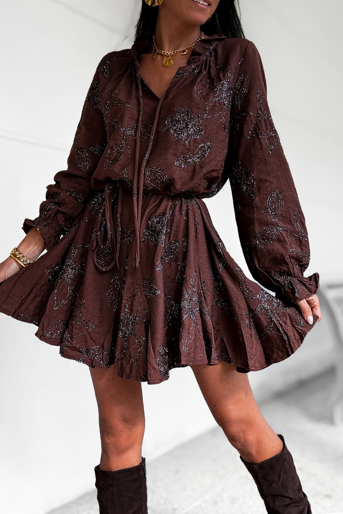 Robe courte chocolat à fleurs brodées