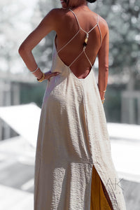 Robe longue beige dos nu avec perles naturelles