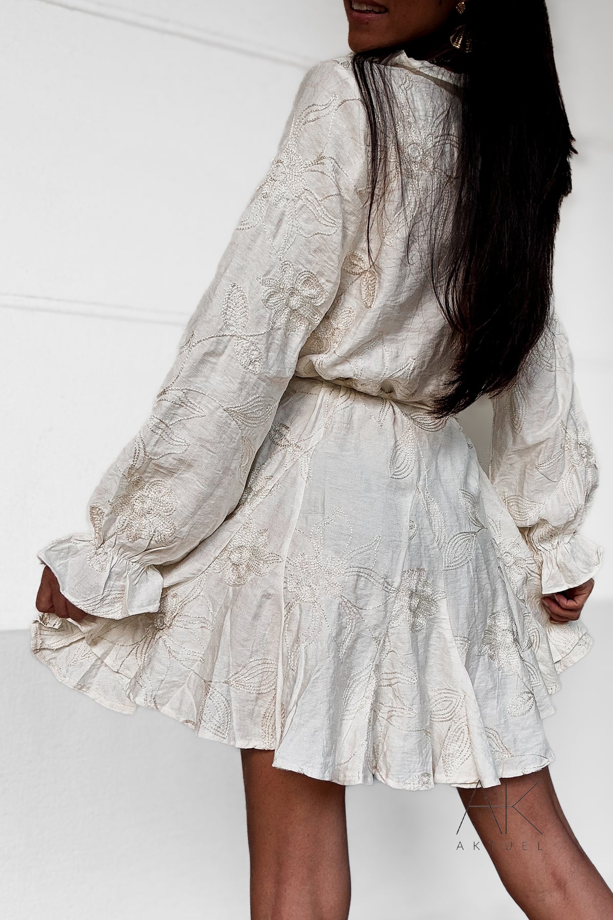 Robe courte écrue à fleurs brodées