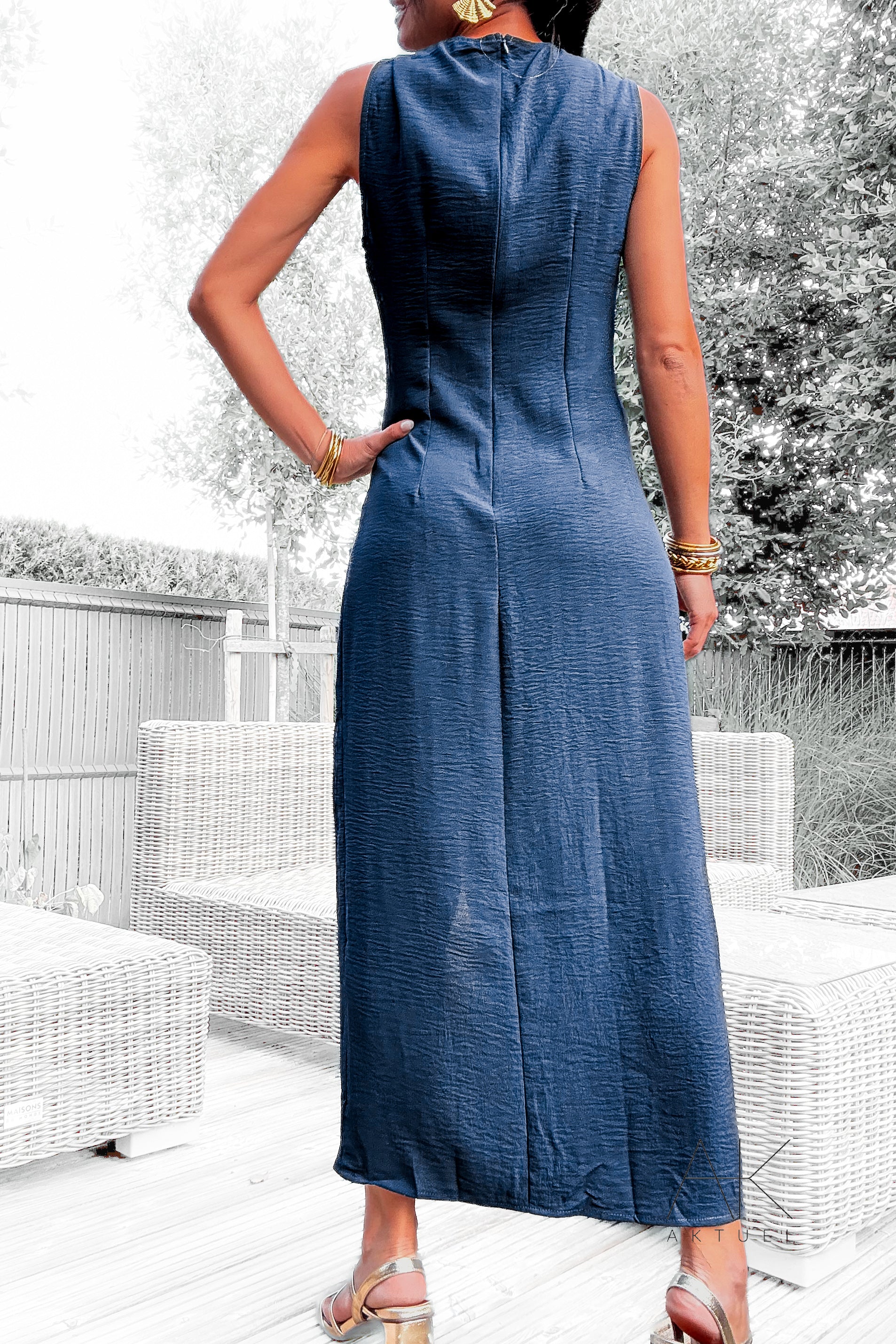 Robe bleu sans manches détail boucle dorée