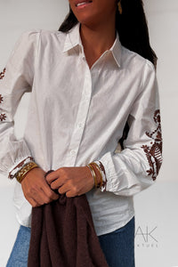 Chemise blanche brodée chocolat