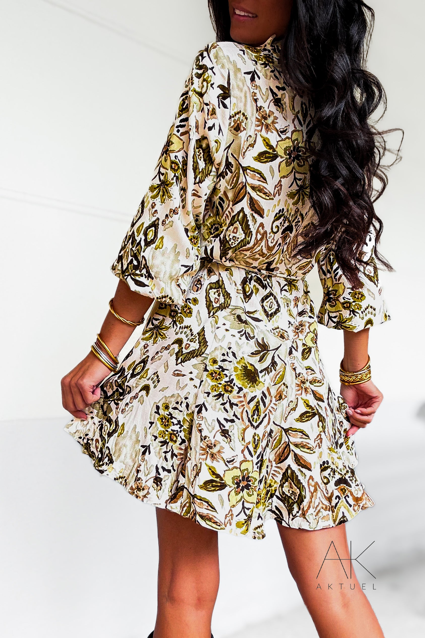 Robe imprimée kaki ceinturée à manches longues