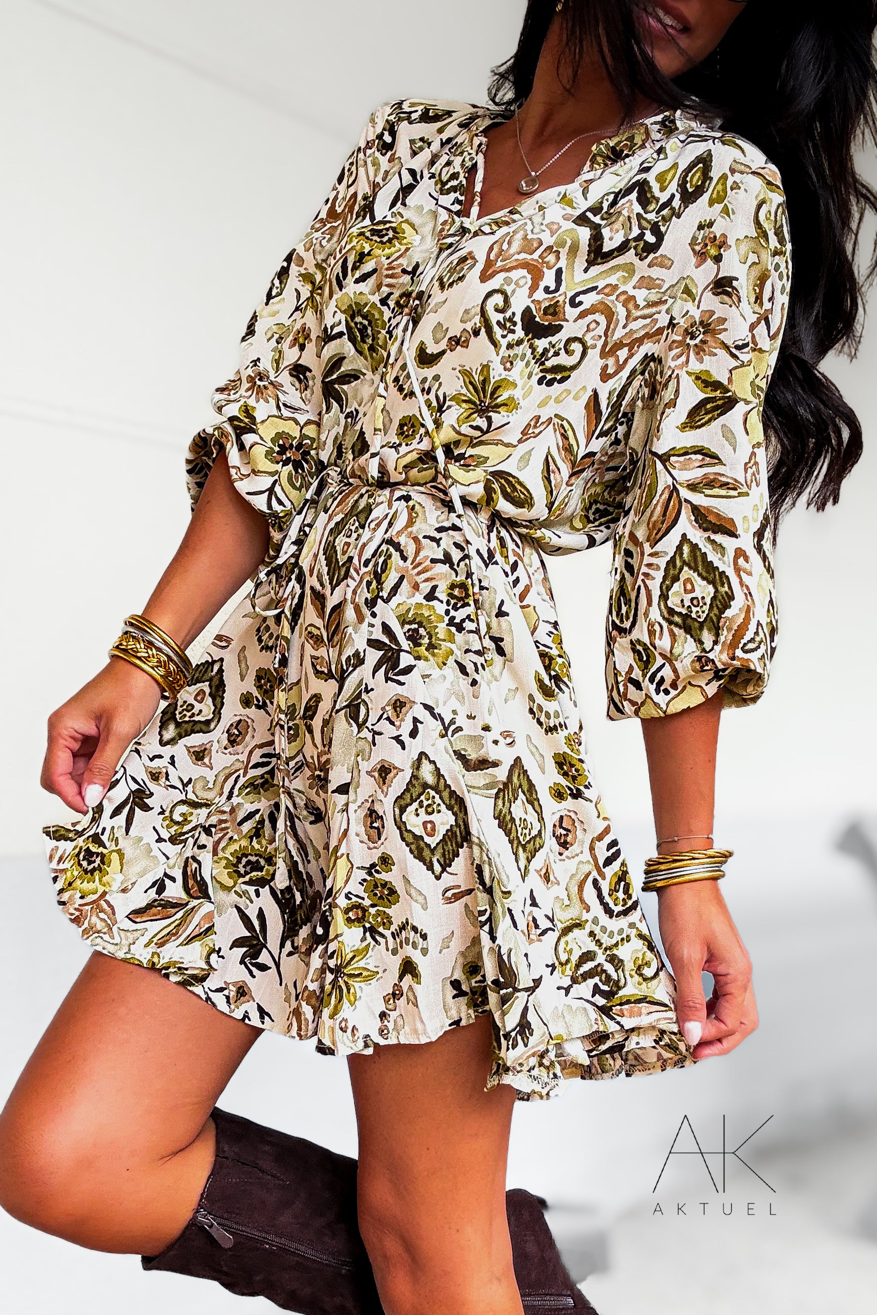 Robe imprimée kaki ceinturée à manches longues