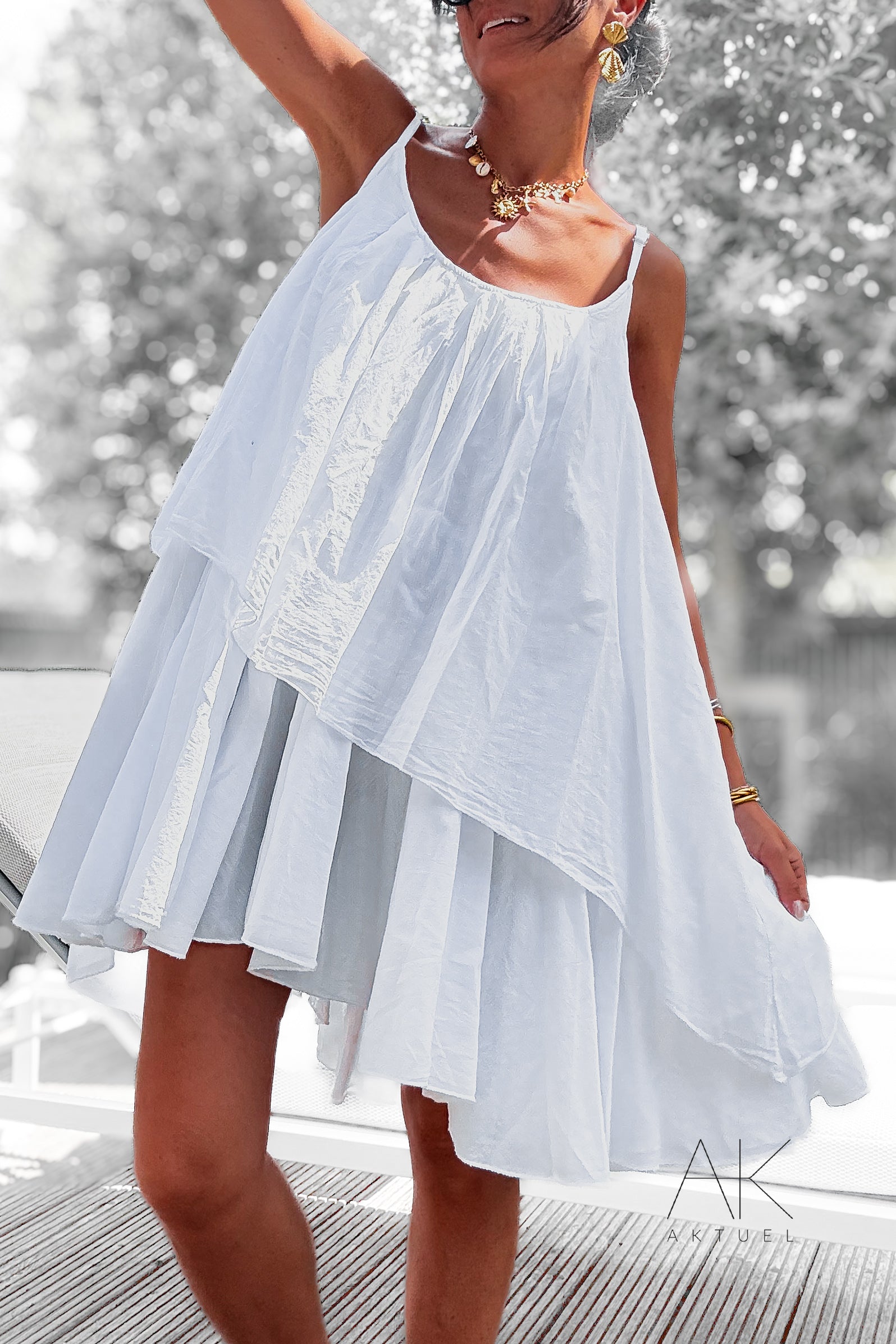 Robe blanche fluide à volants