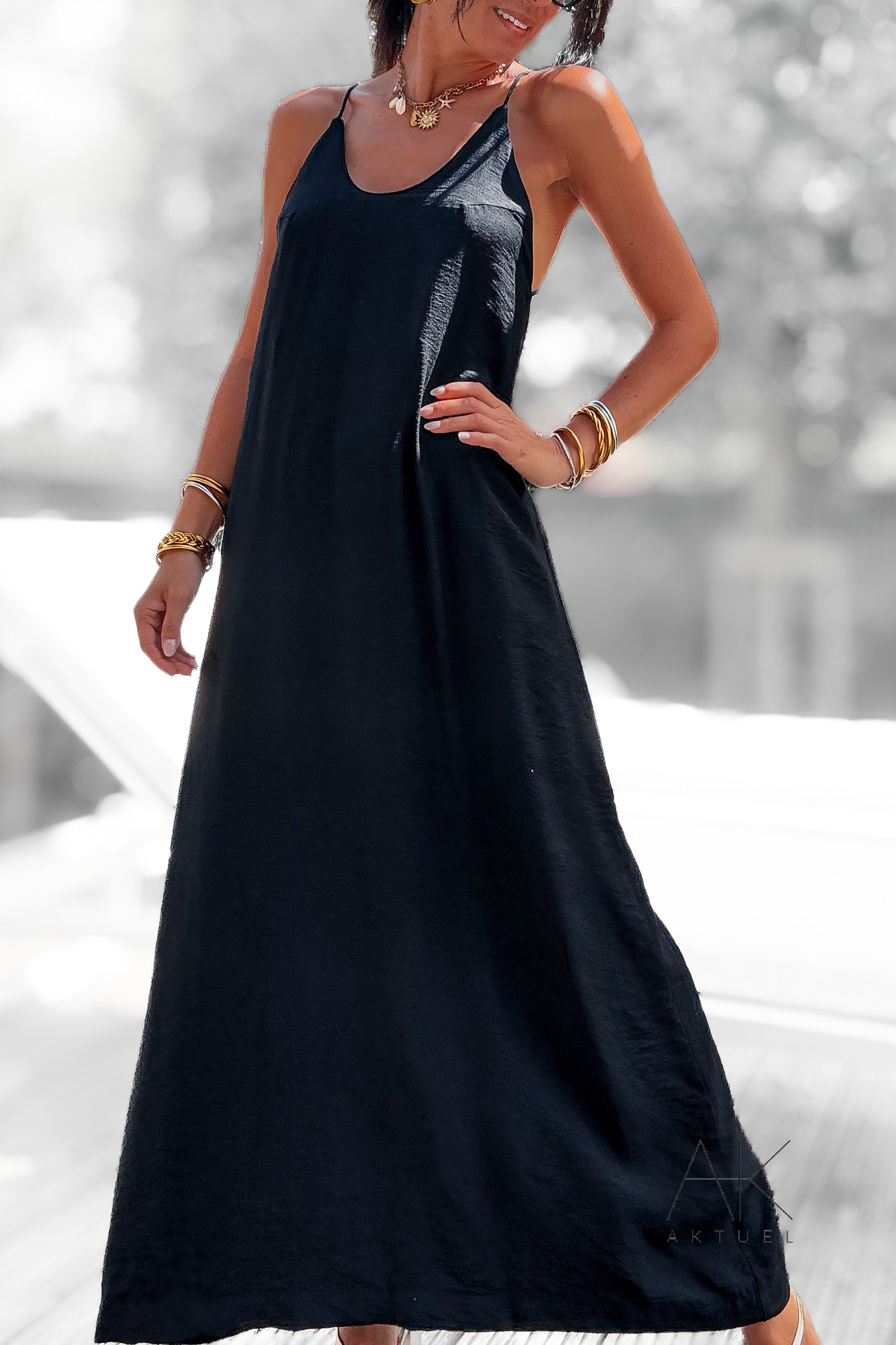 Robe longue noir dos nu avec perles naturelles