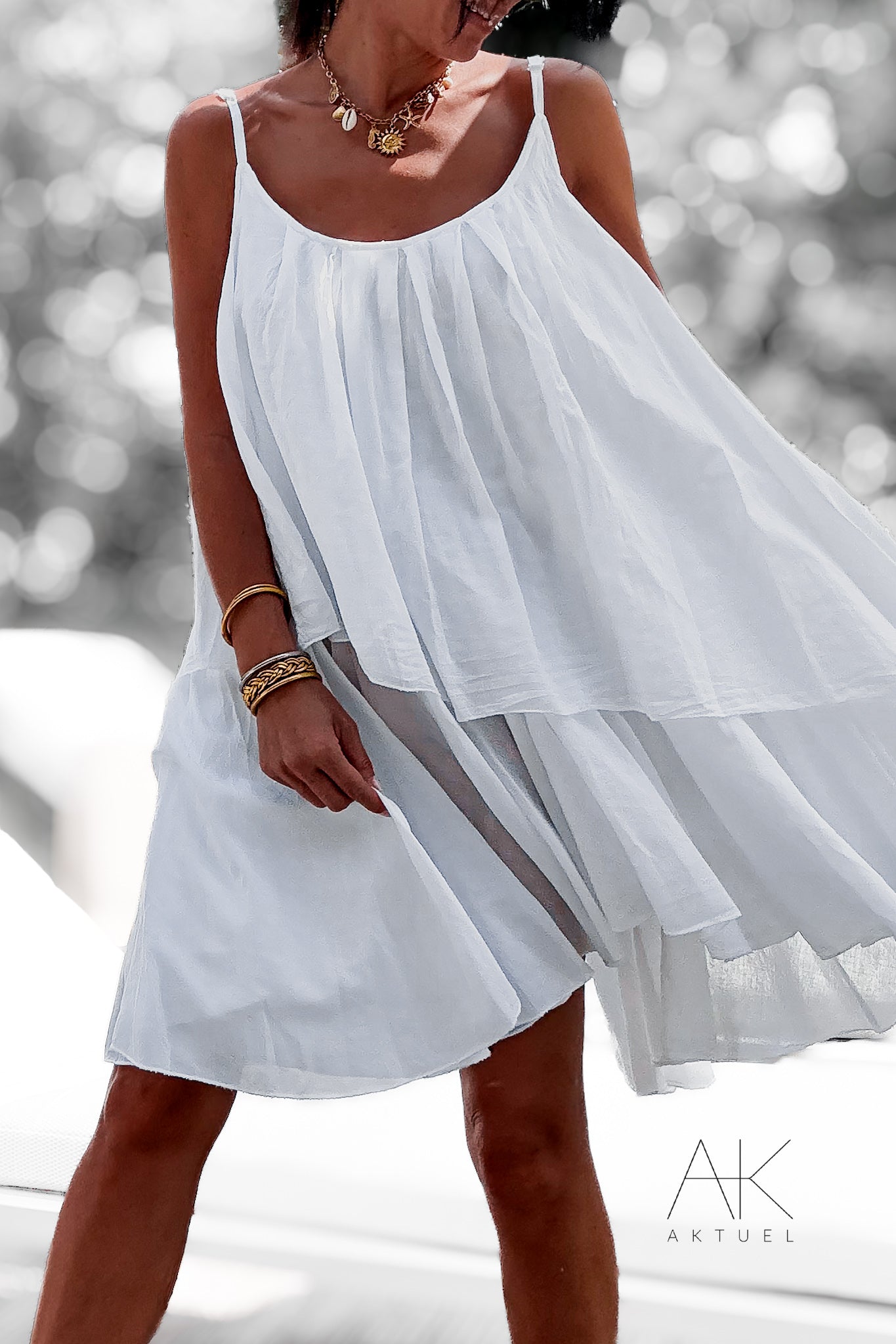 Robe blanche fluide à volants