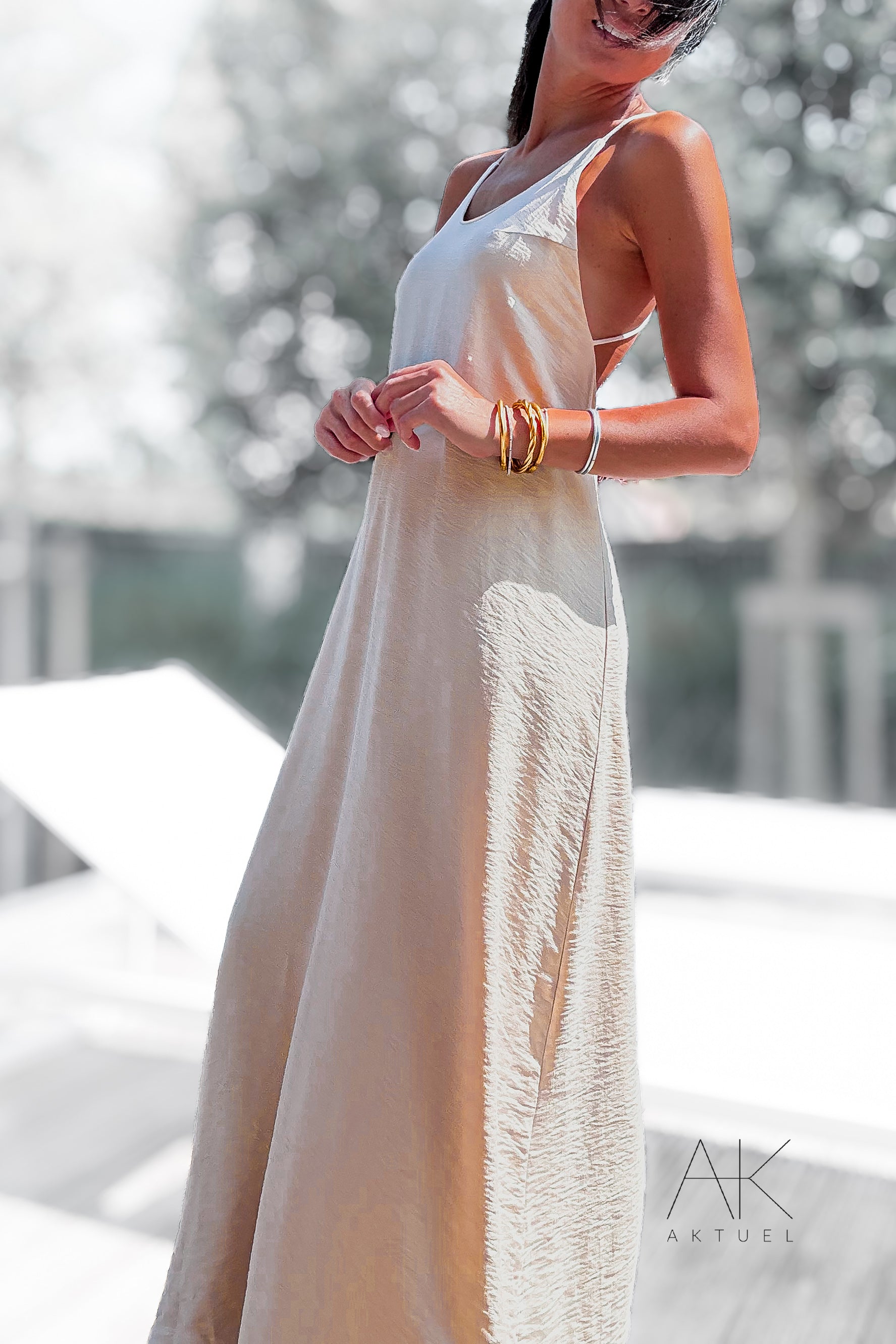 Robe longue beige dos nu avec perles naturelles