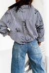 Chemise rayée bleu marine et blanche avec des broderies florales