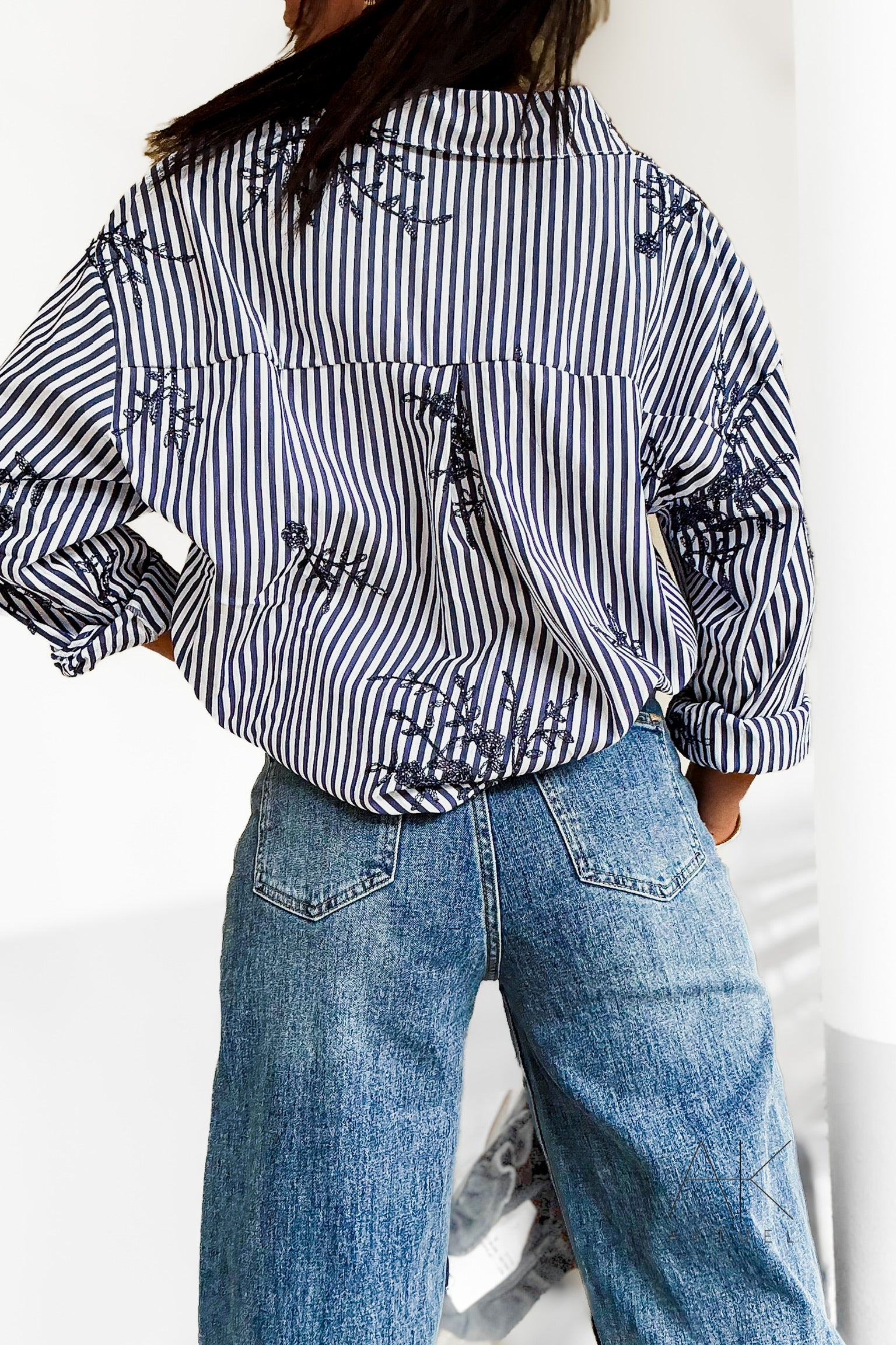 Chemise rayée bleu marine et blanche avec des broderies florales