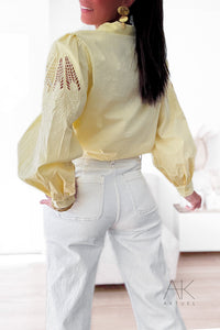 Chemise jaune à manches brodées