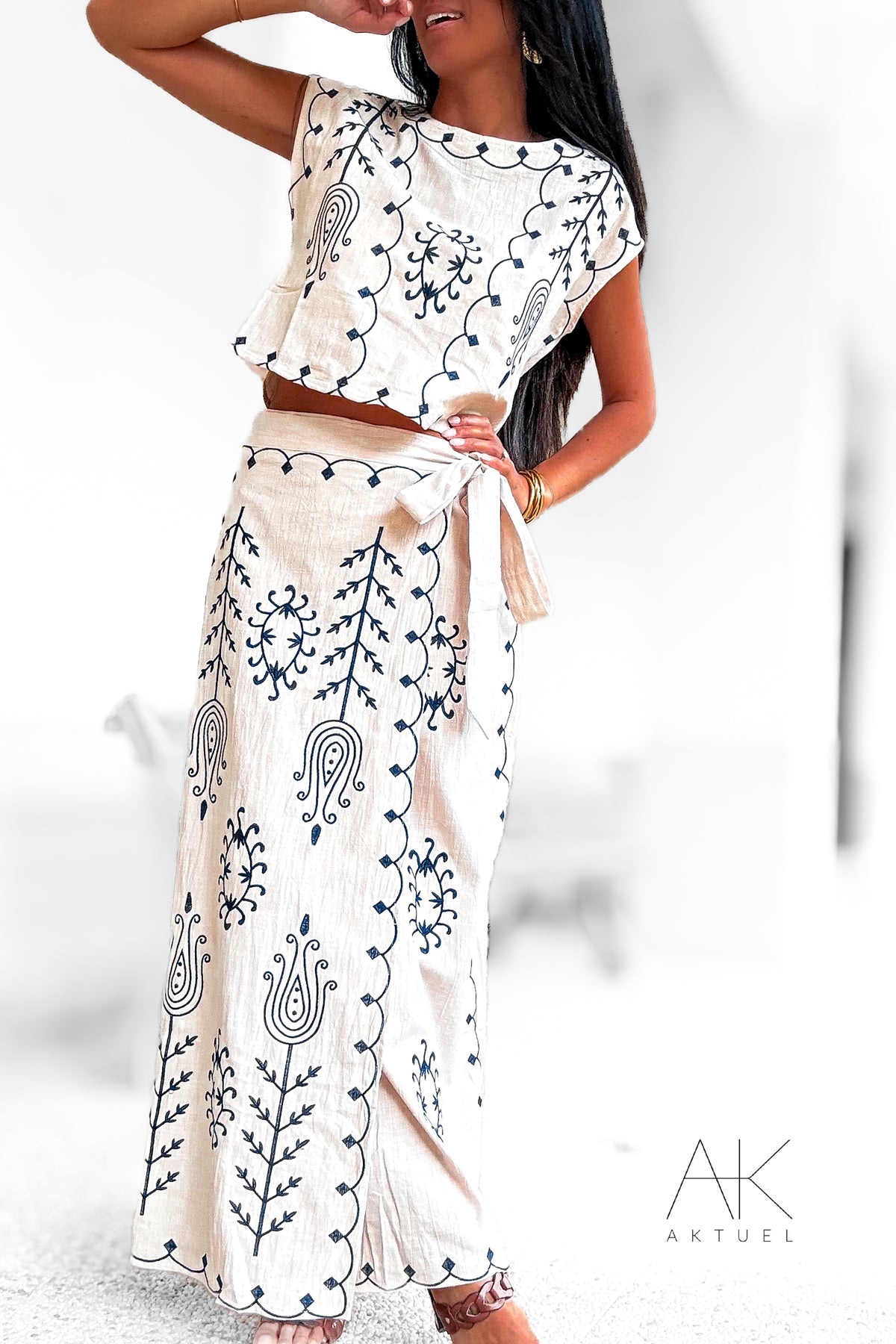 Ensemble brodé écru et bleu marine – Top & jupe longue bohème chic