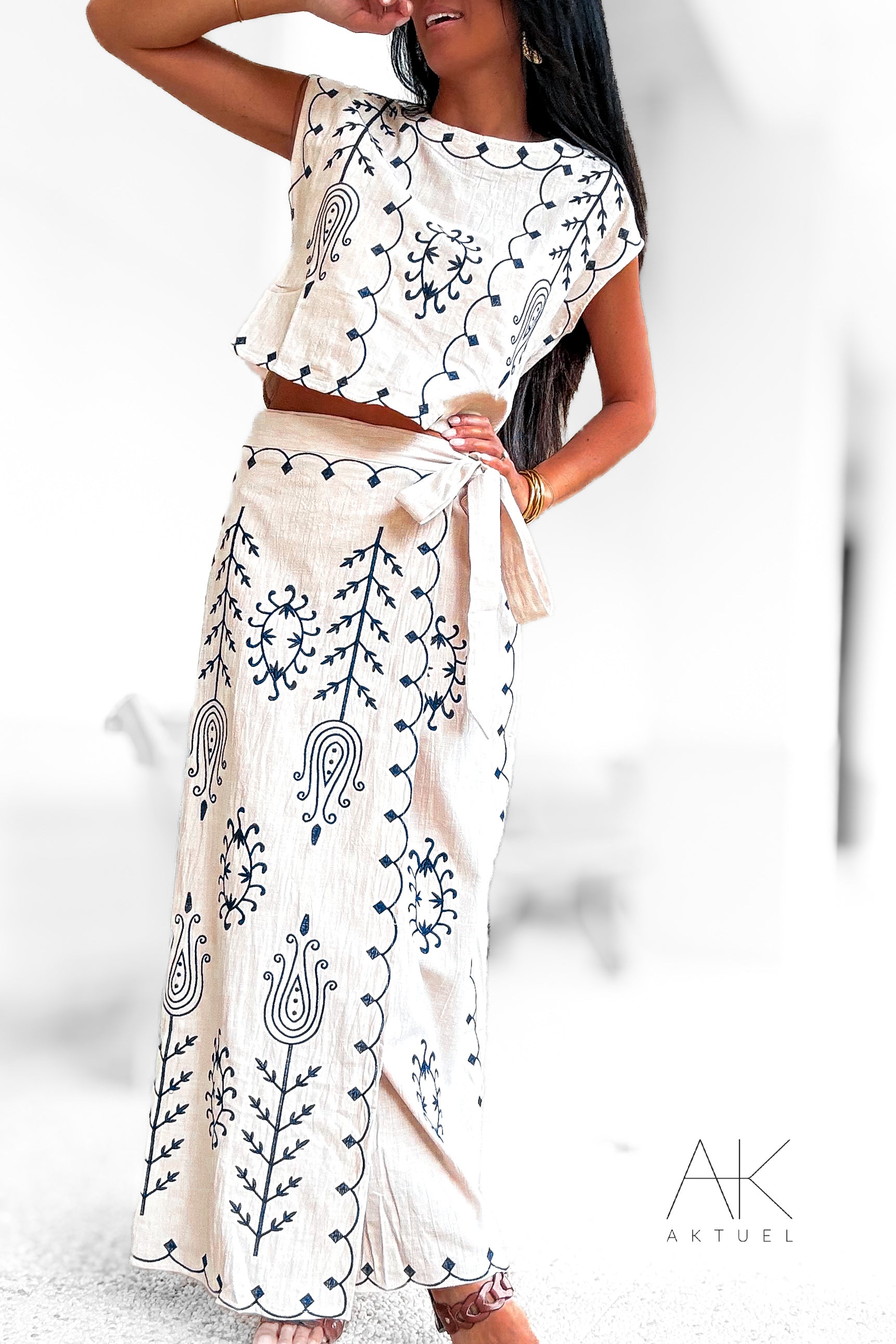 Ensemble brodé écru et bleu marine – Top & jupe longue bohème chic