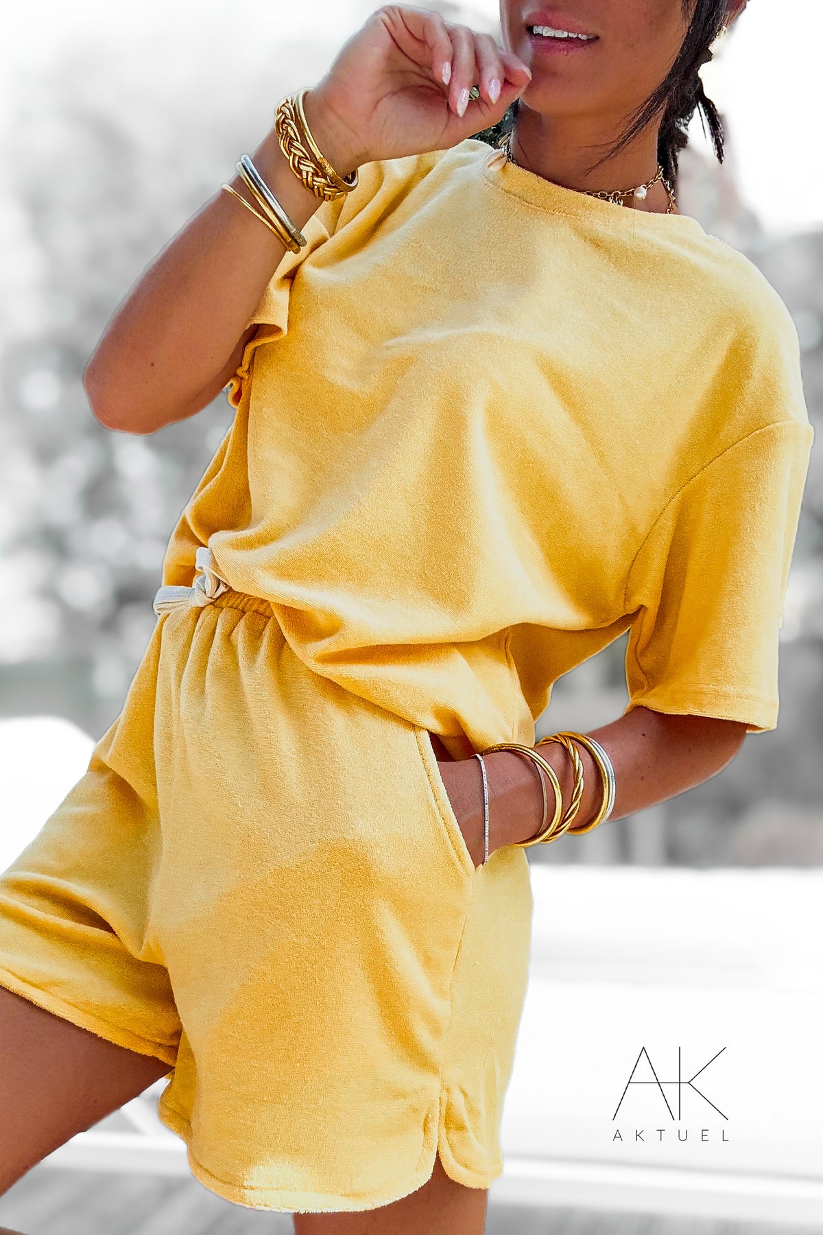 Short en éponge jaune