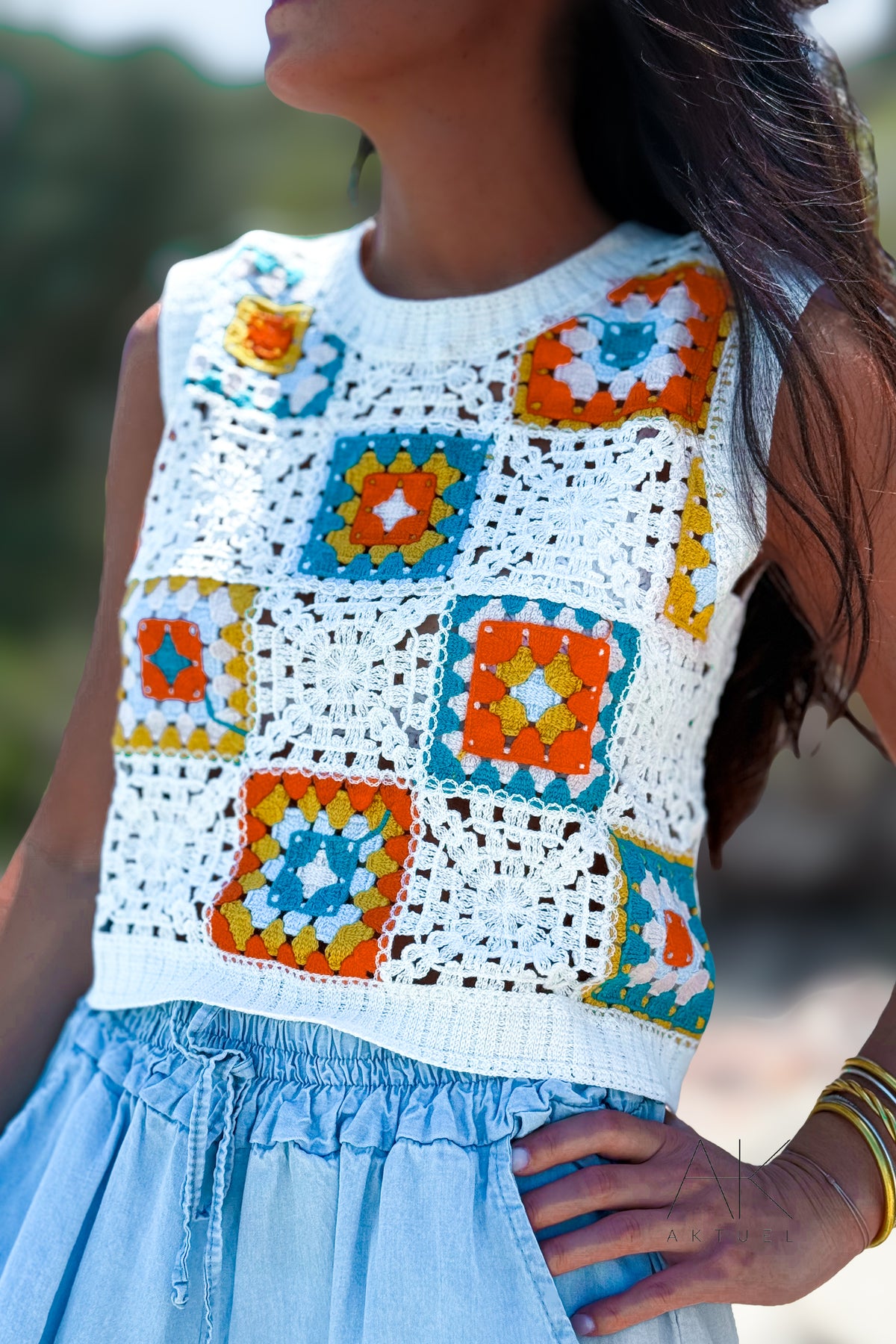 Top sans manches en crochet bleu, orange et jaune