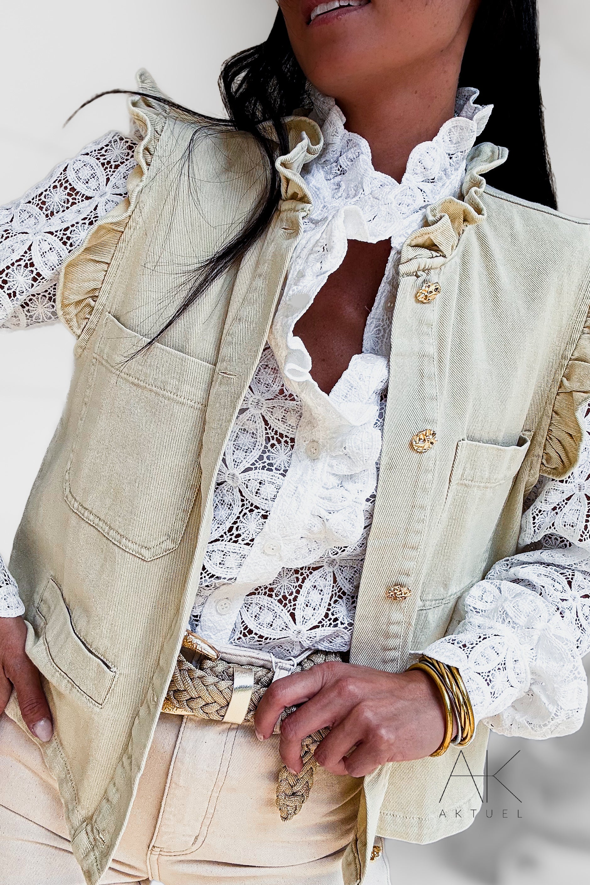 Chemise en dentelle blanche