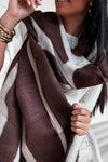 Écharpe oversize marron et beige à motifs géométriques