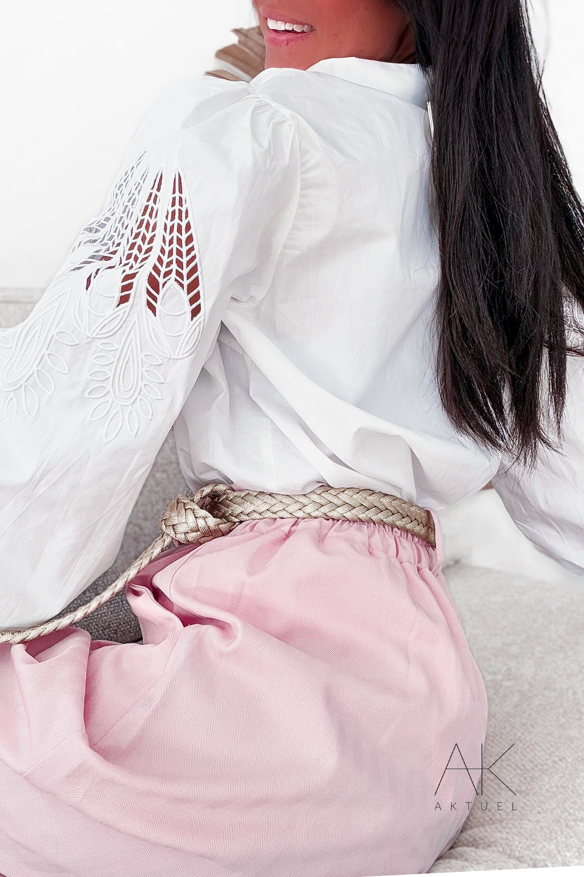 Chemise blanche à manches brodées