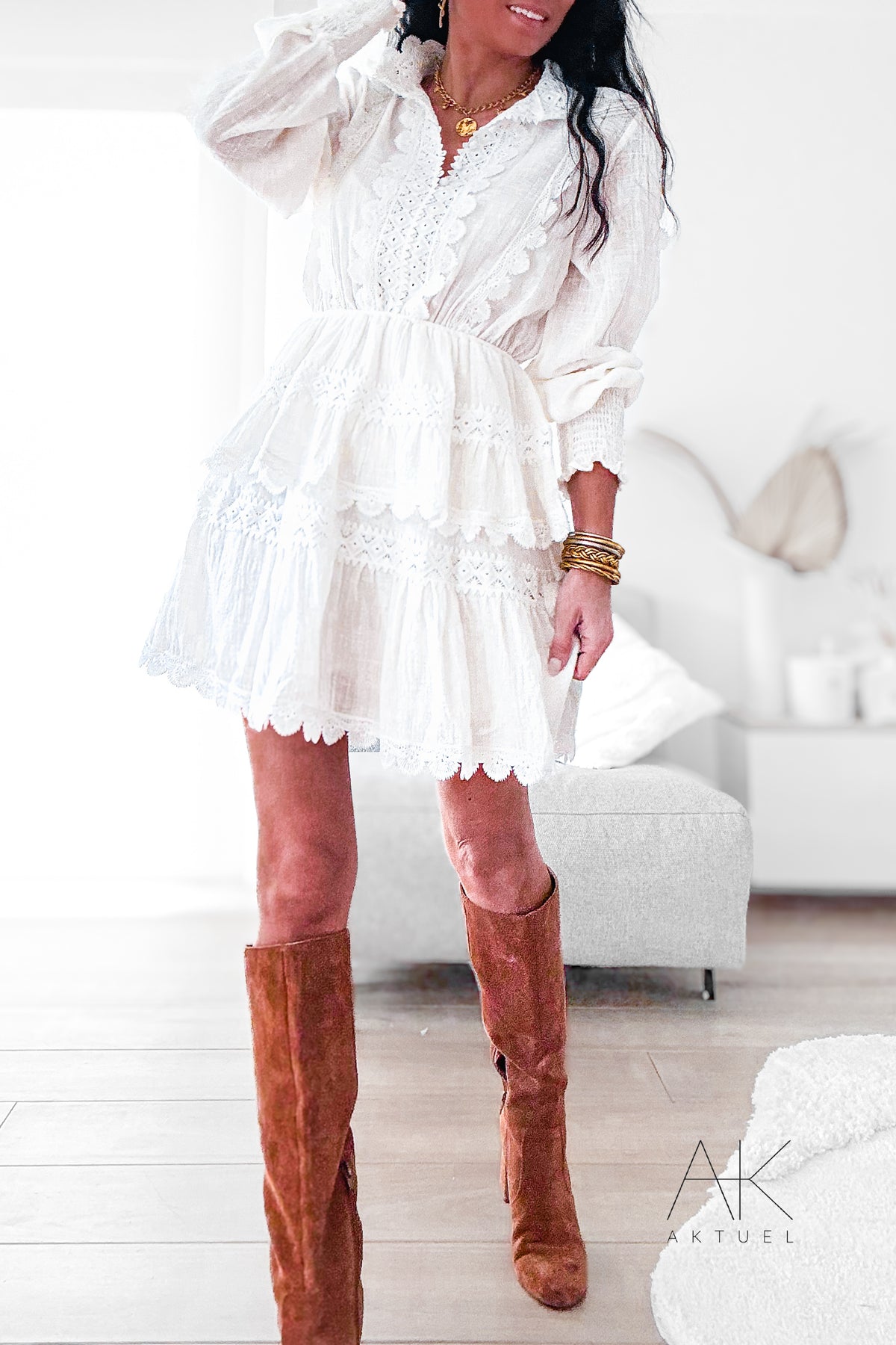 Robe blanche courte en dentelle à volants