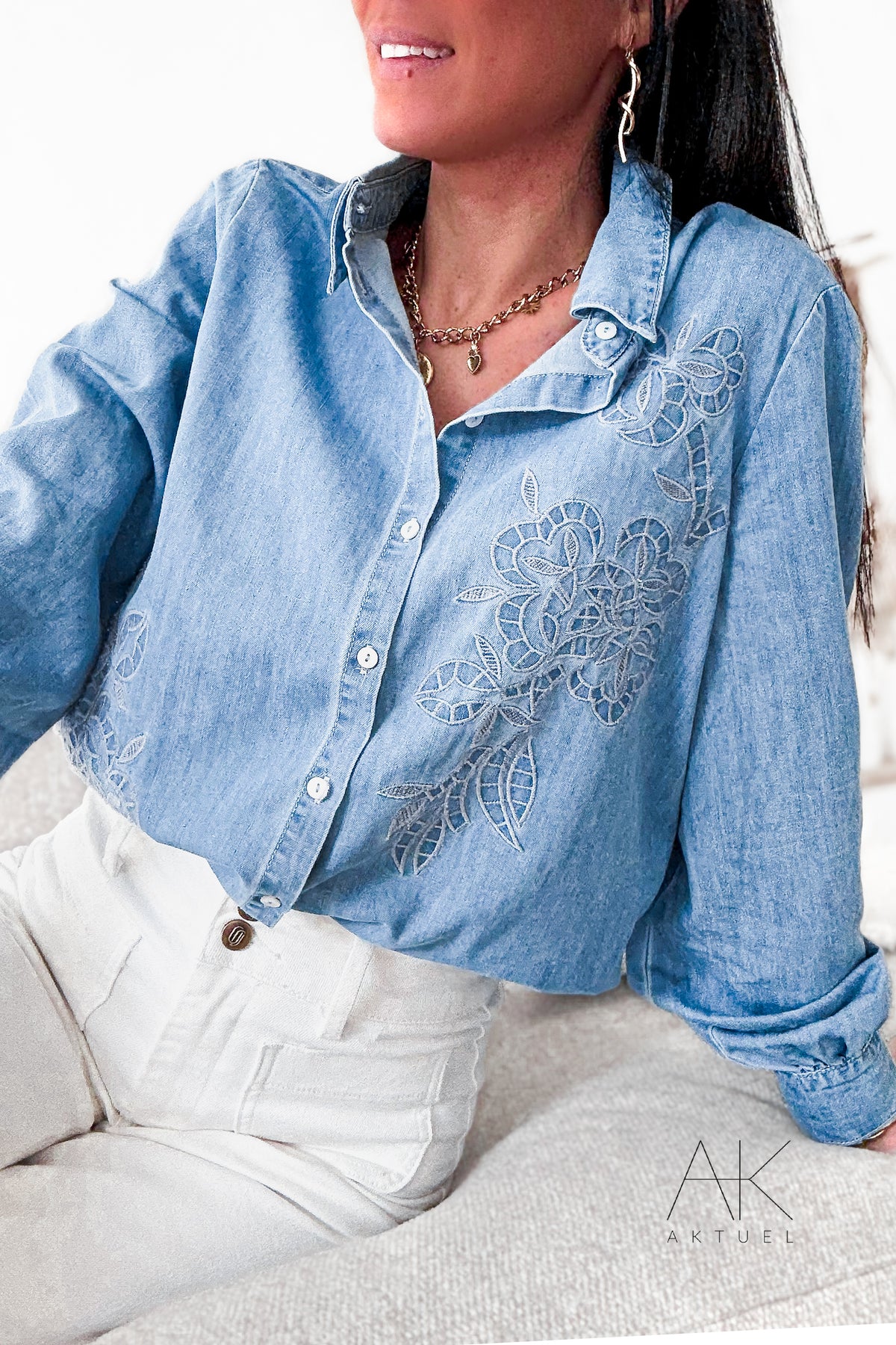 Chemise en jean brodée fleurs