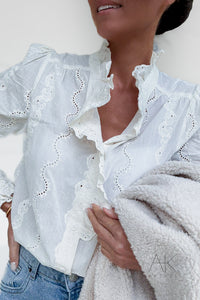 Chemise beige brodée à volants romantiques