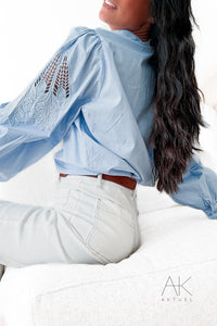 Chemise bleue à manches brodées