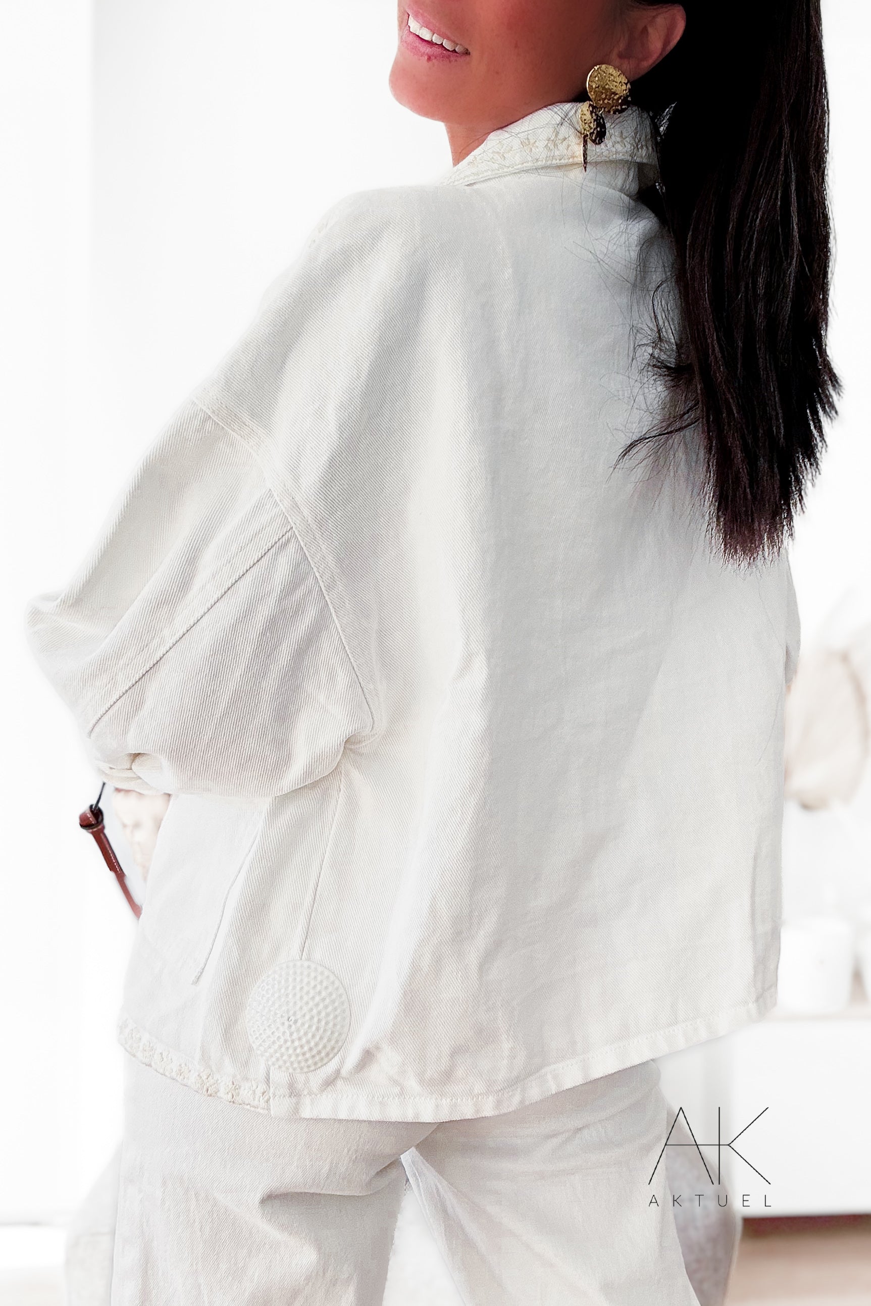 Veste courte blanche brodée