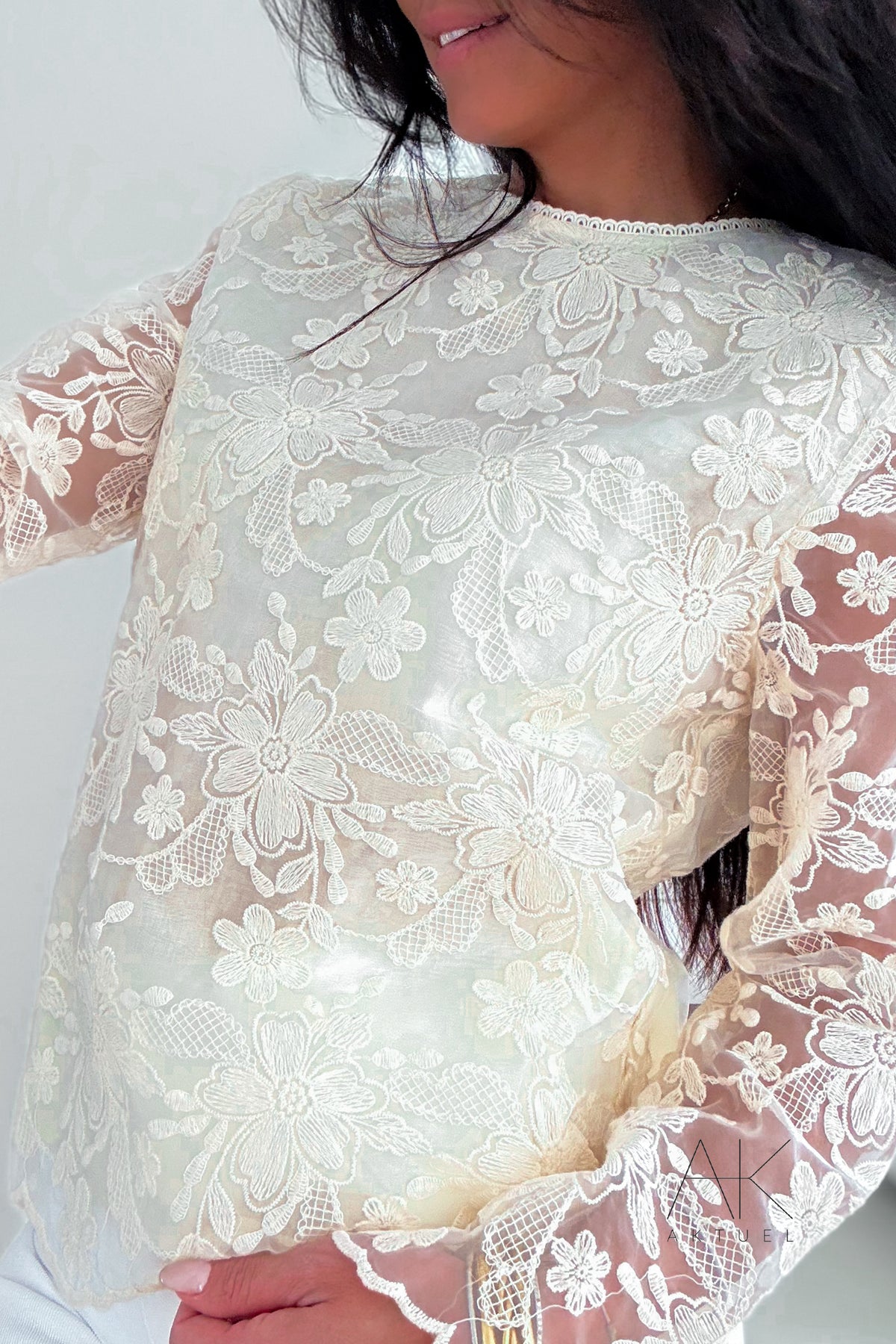 Top en dentelle brodée blanche