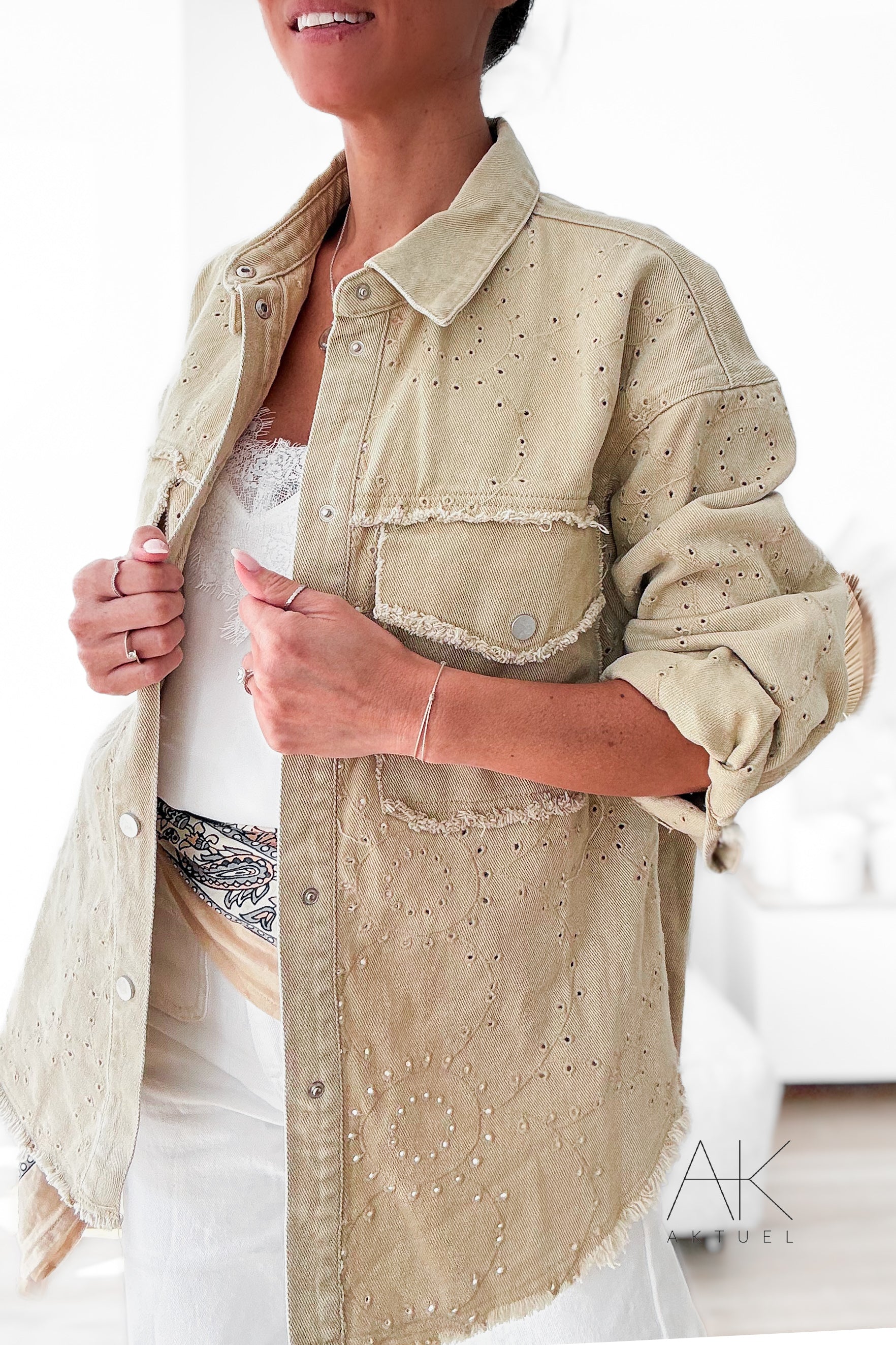 Veste beige broderie anglaise