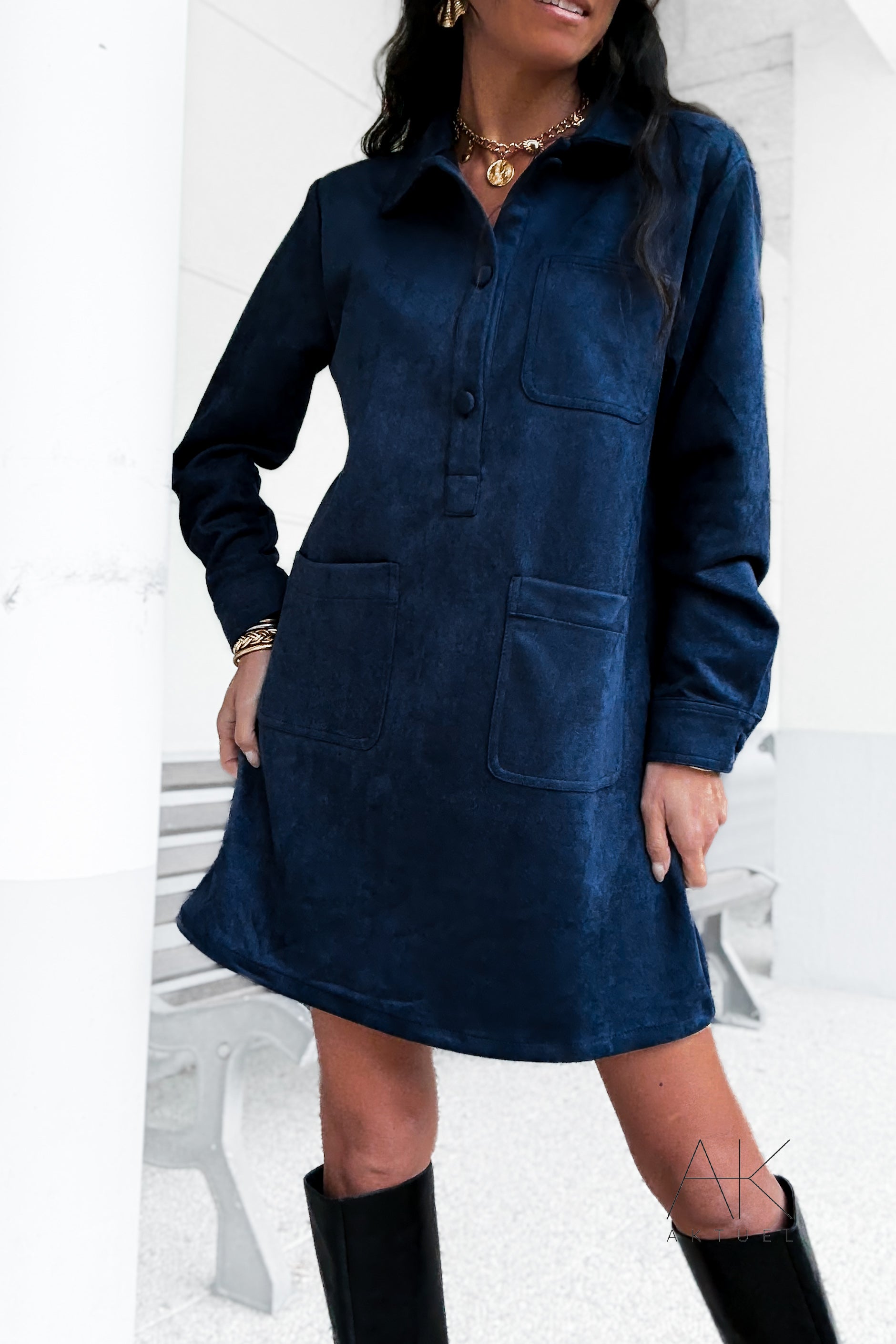 Robe droite en daim bleu à poches