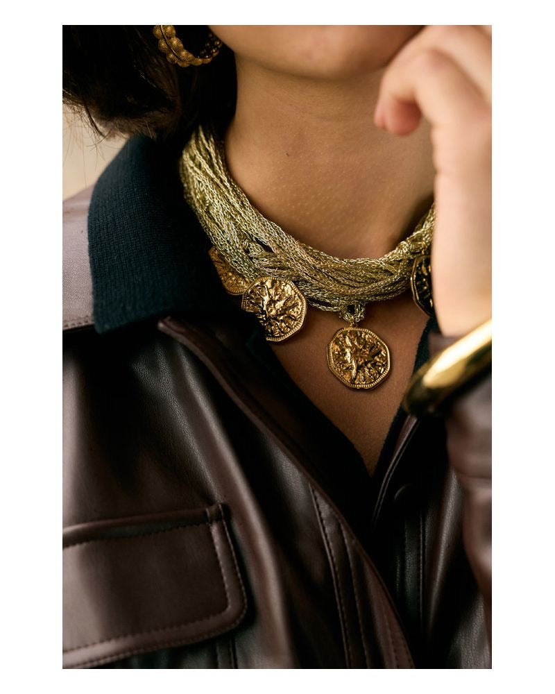 Collier fils breloque soleil martelé doré