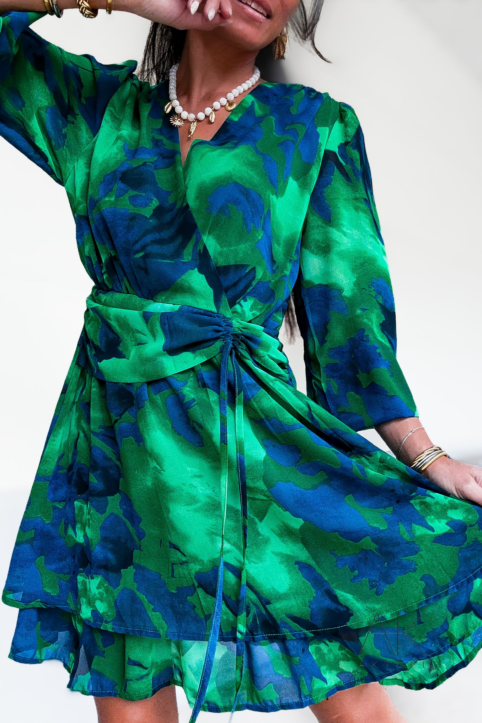 Robe courte col V imprimée vert et bleu