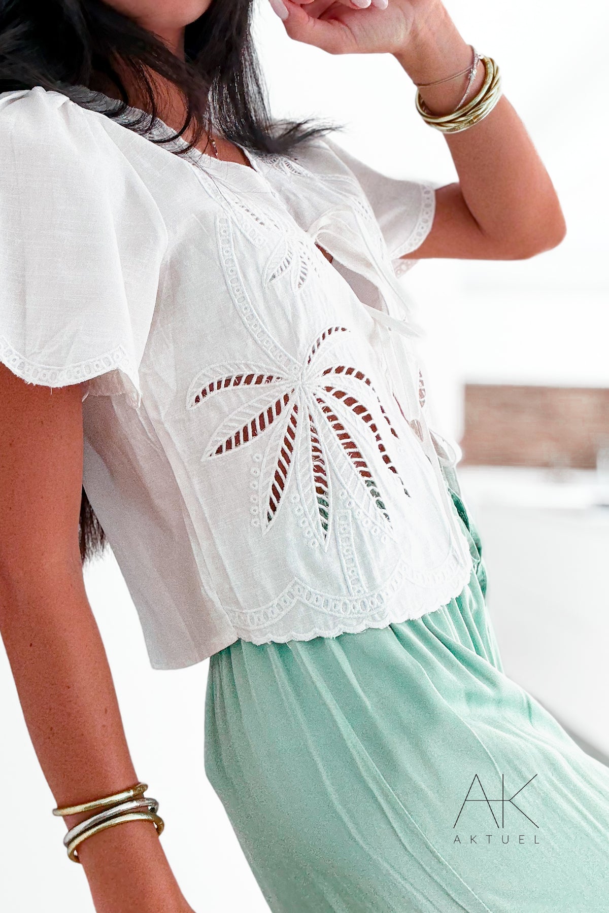 Top blanc à broderies palmier