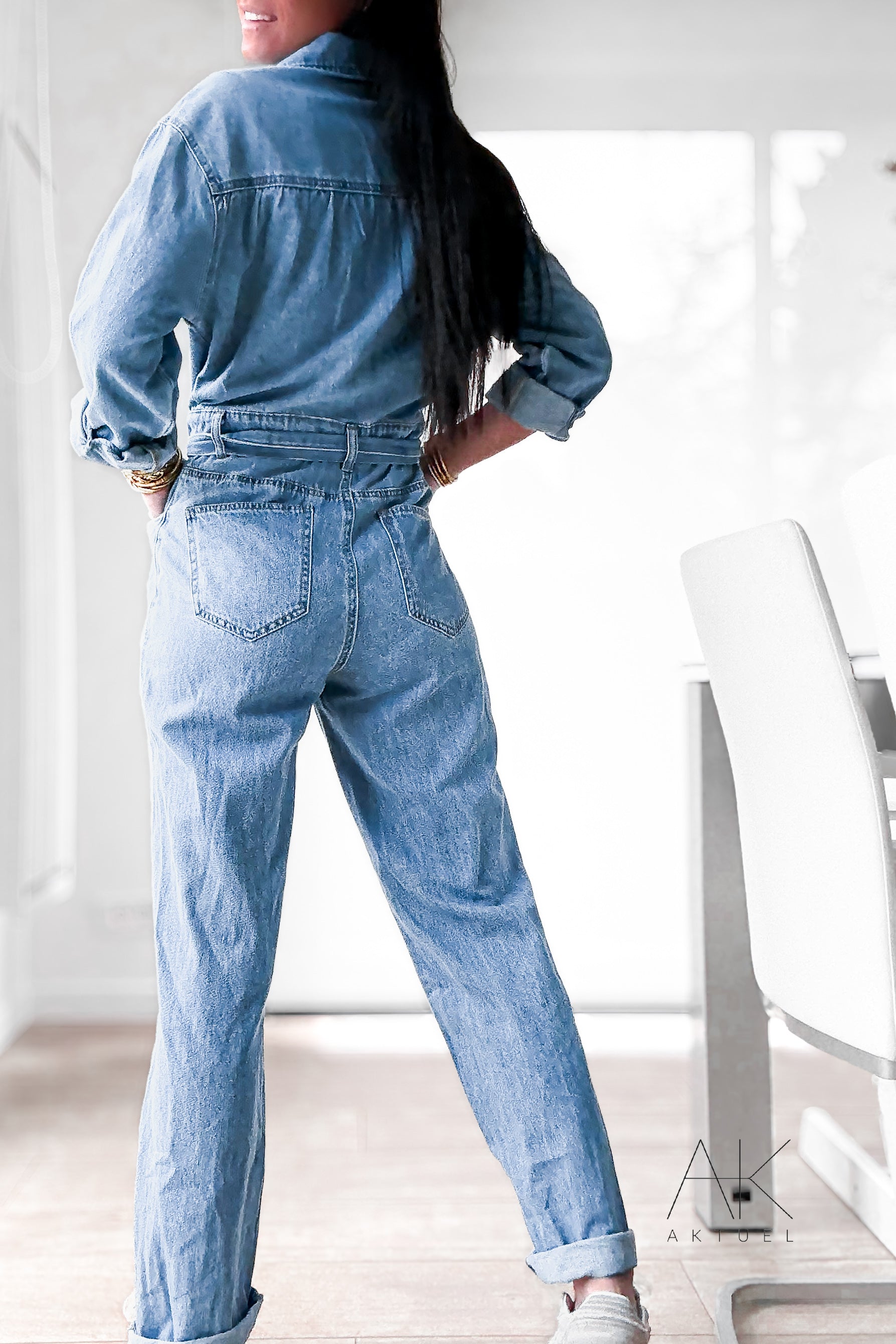 Combinaison en jean bleu ceinturée