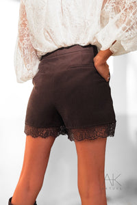 Short chocolat avec dentelle