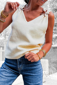 Top en maille col V avec broche étoile