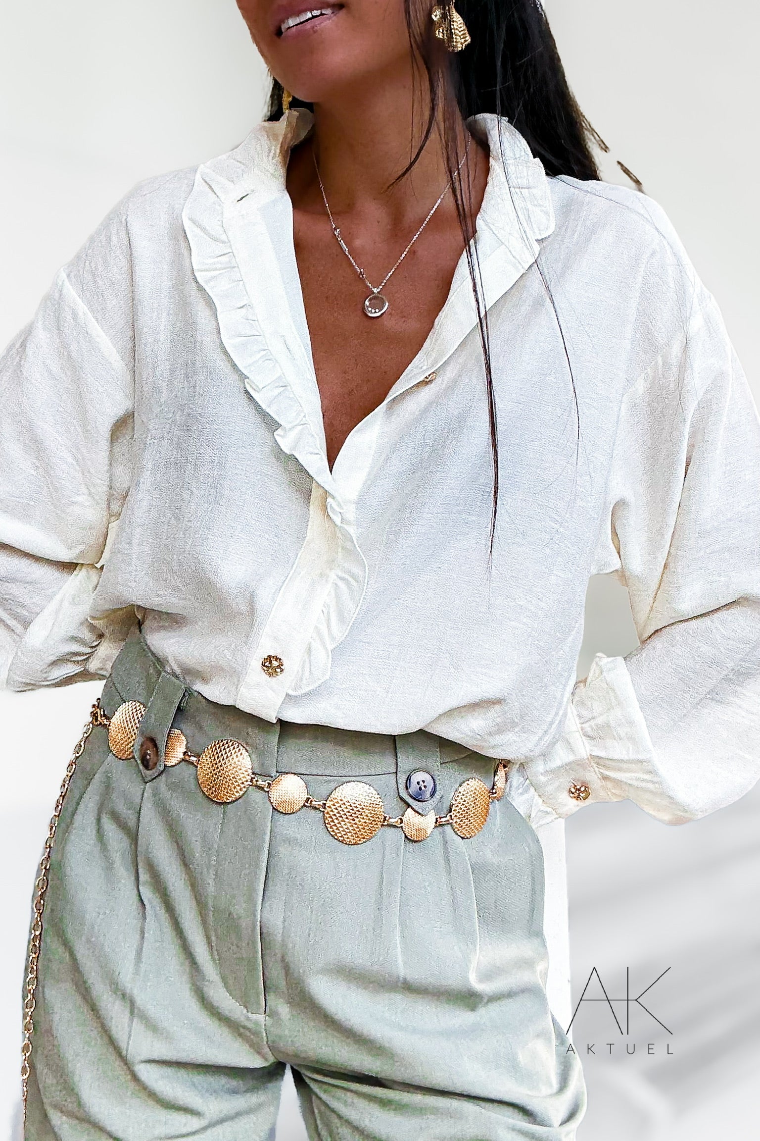 Chemise écrue à volants et boutons dorés