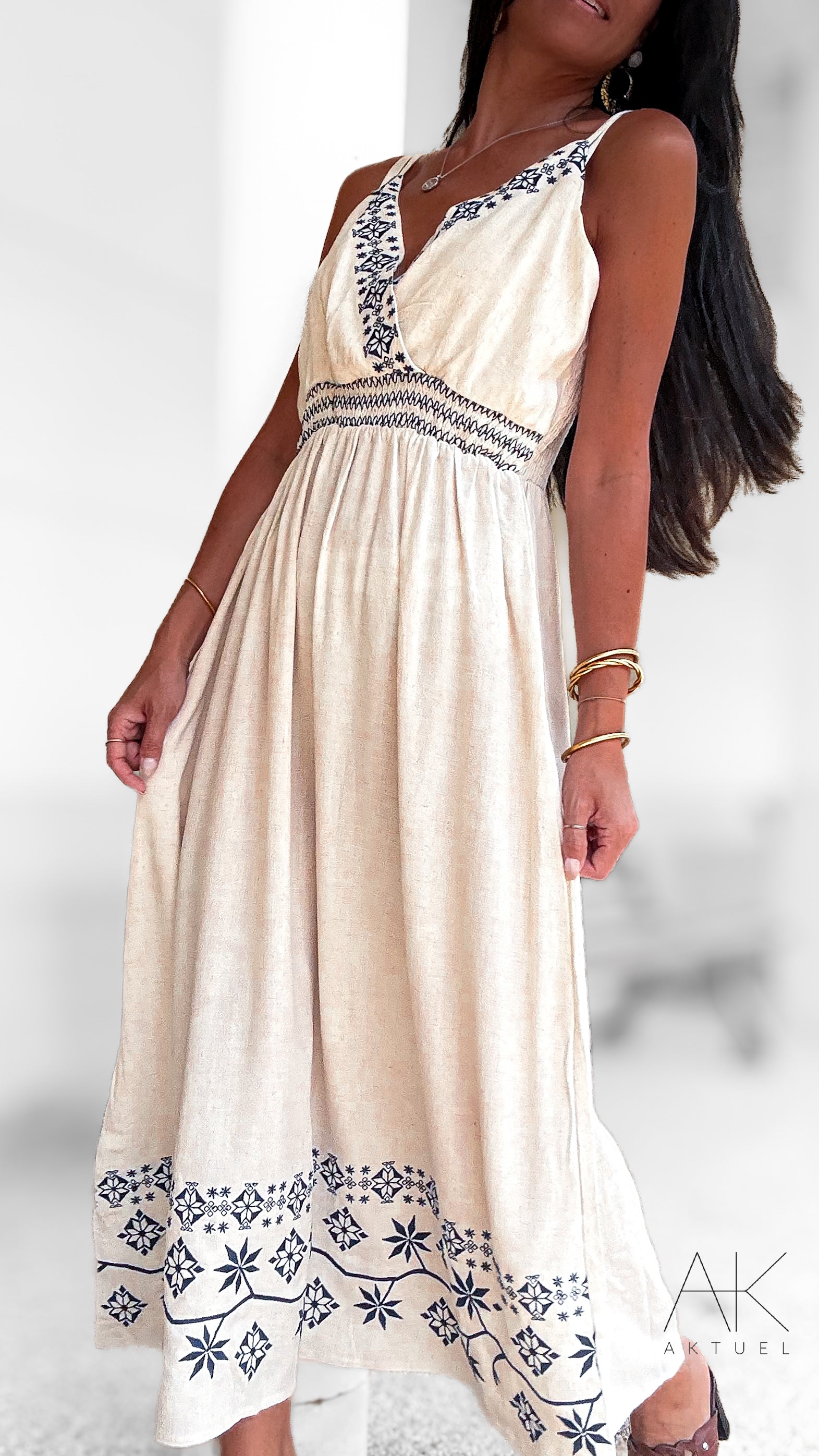 Robe longue brodée beige et bleu marine – Dos smocké & bretelles fines