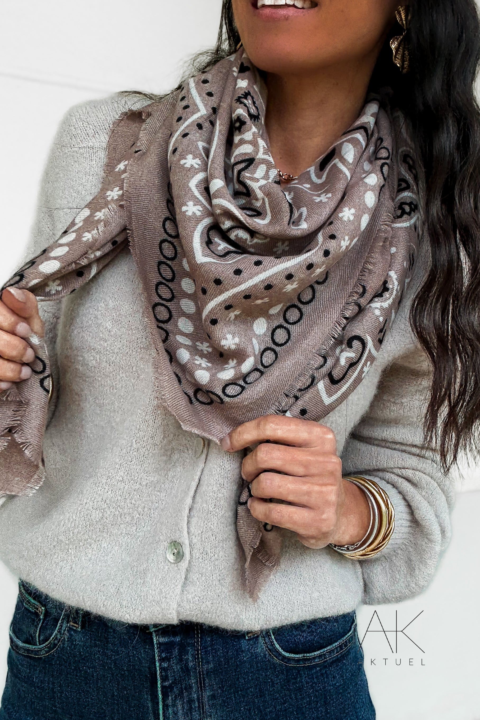 Foulard carré taupe imprimé bandana