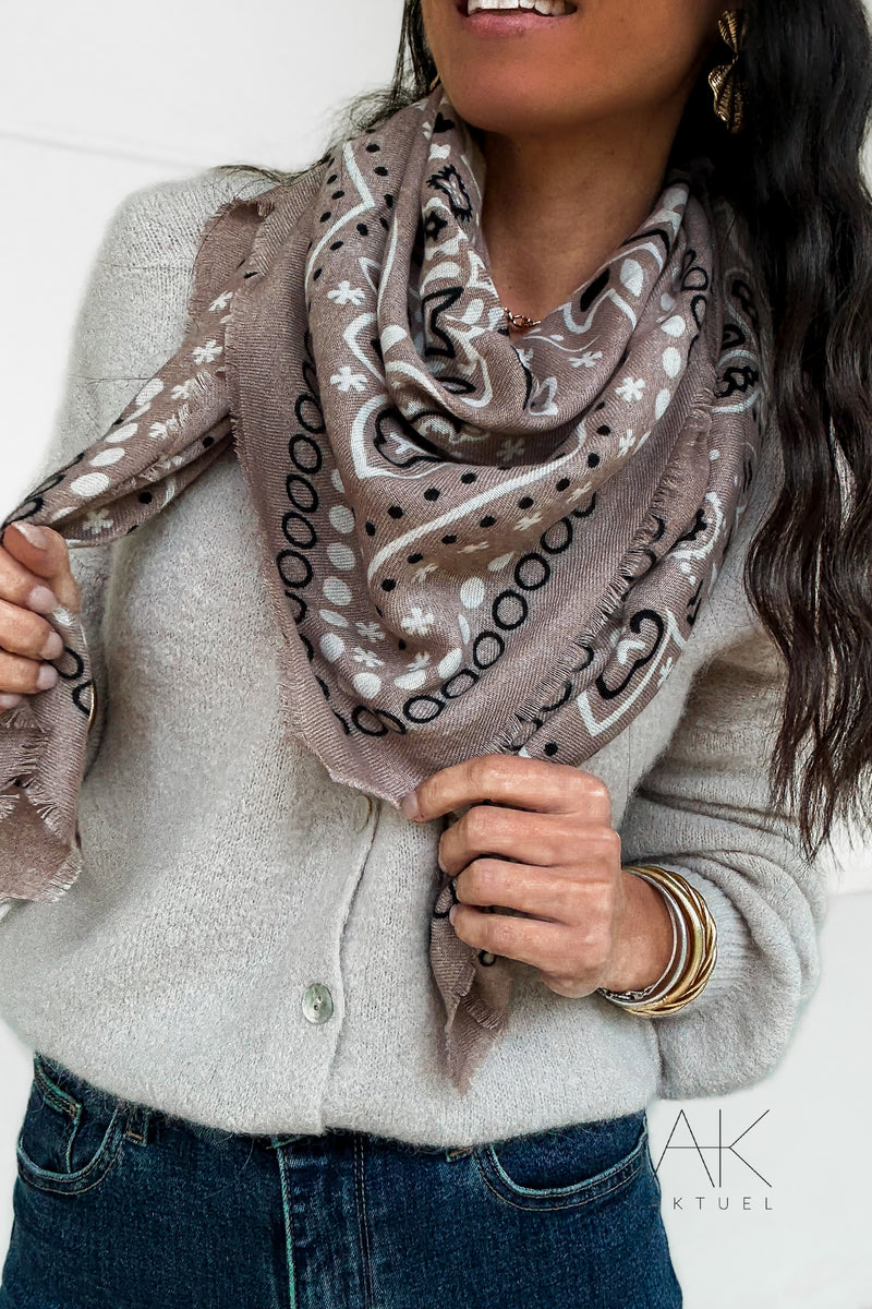 Foulard carré taupe imprimé bandana