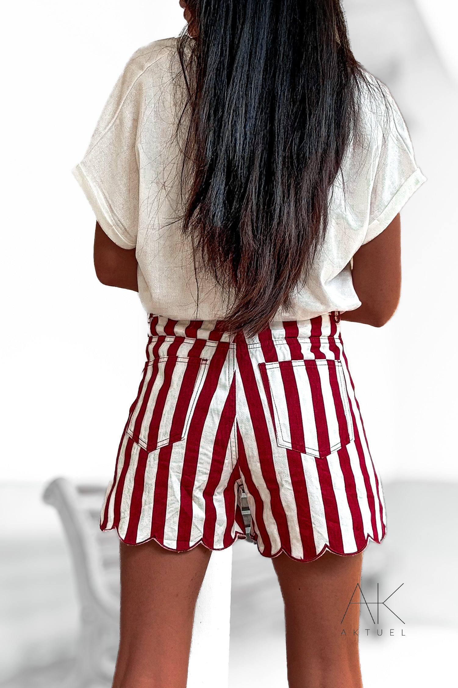 Short en jean à rayures finition festonnée bordeau