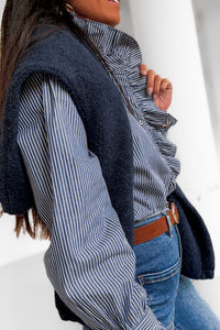 Chemise à fines rayures à col volanté