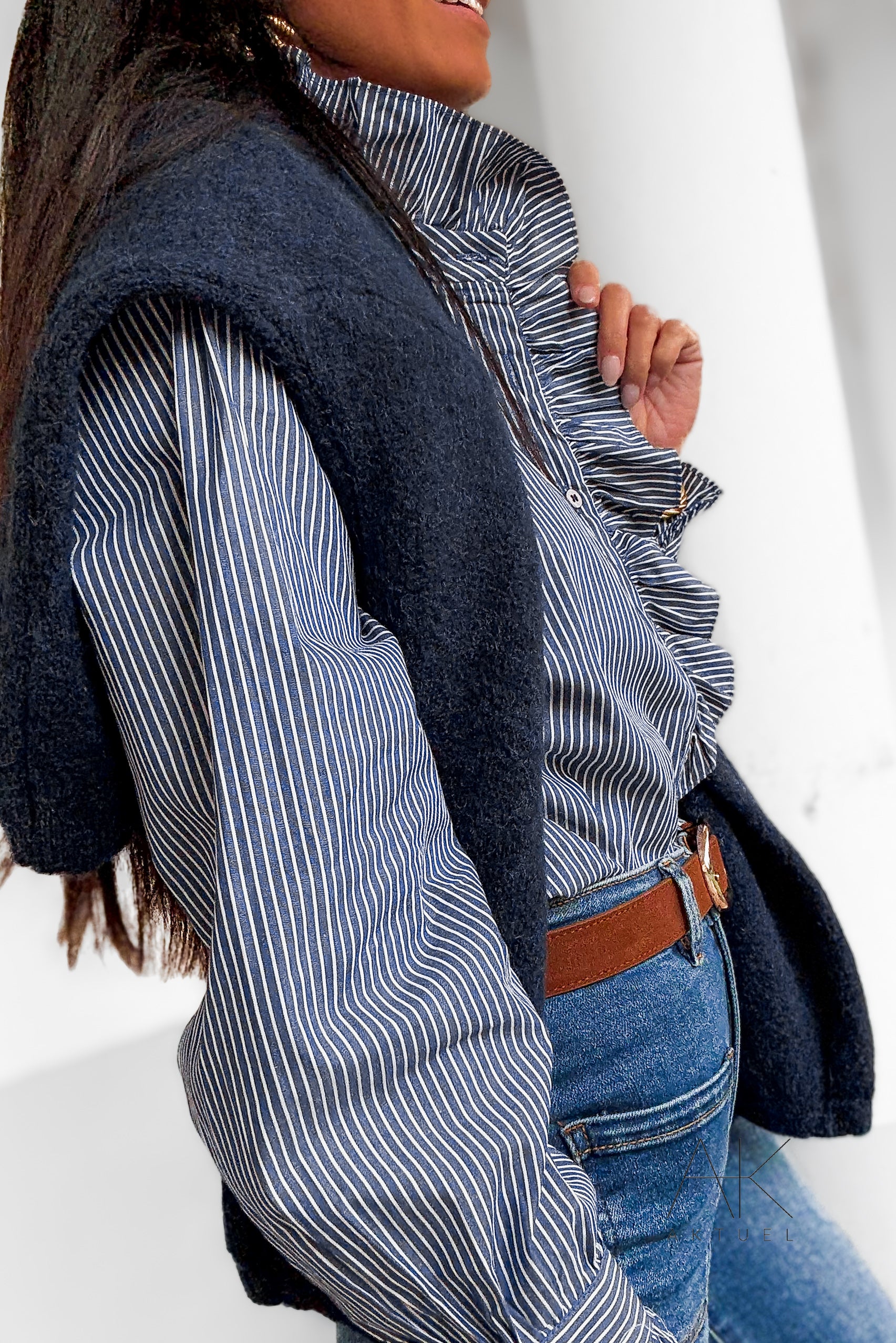 Chemise à fines rayures à col volanté