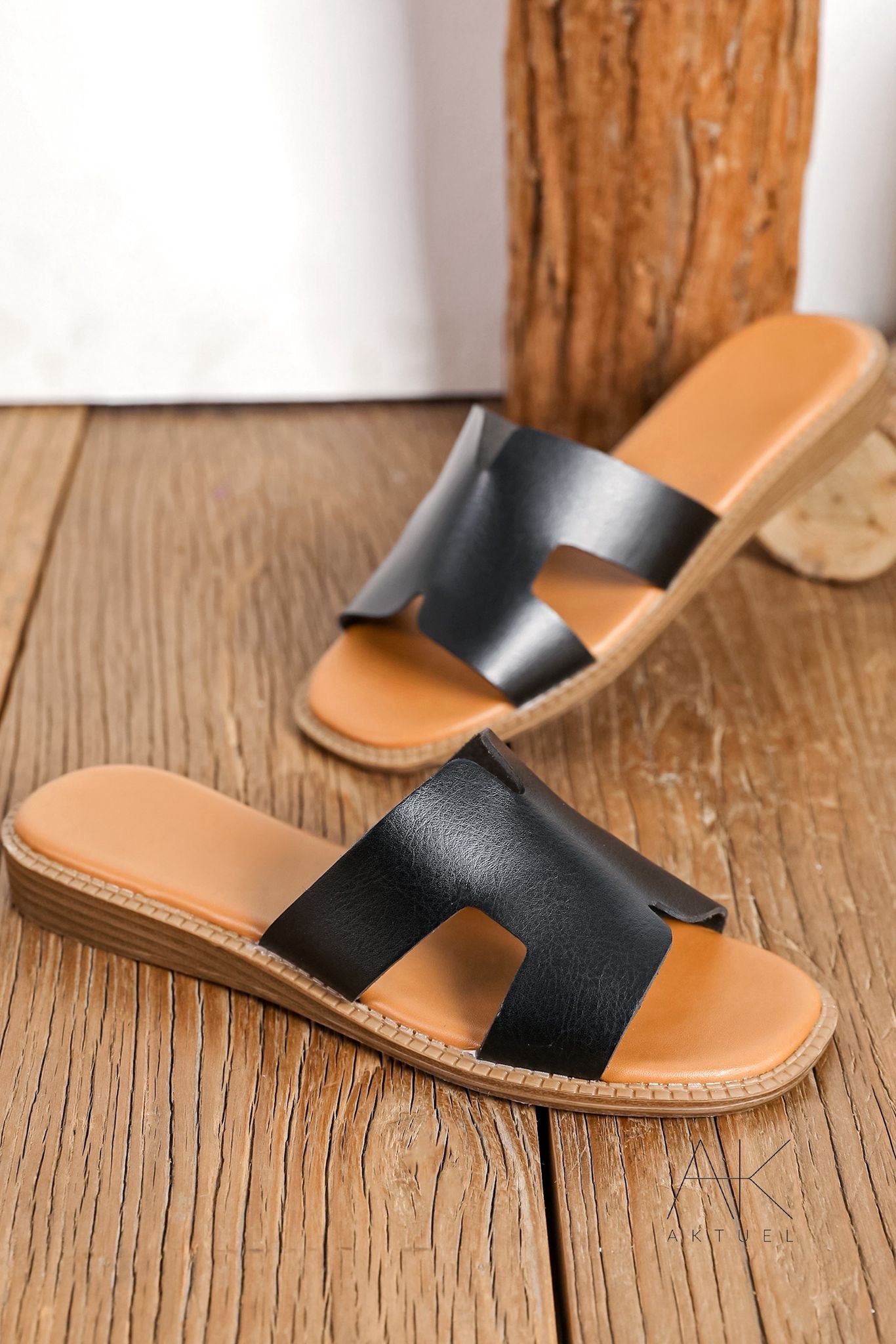 Mules plates noires en simili cuir
