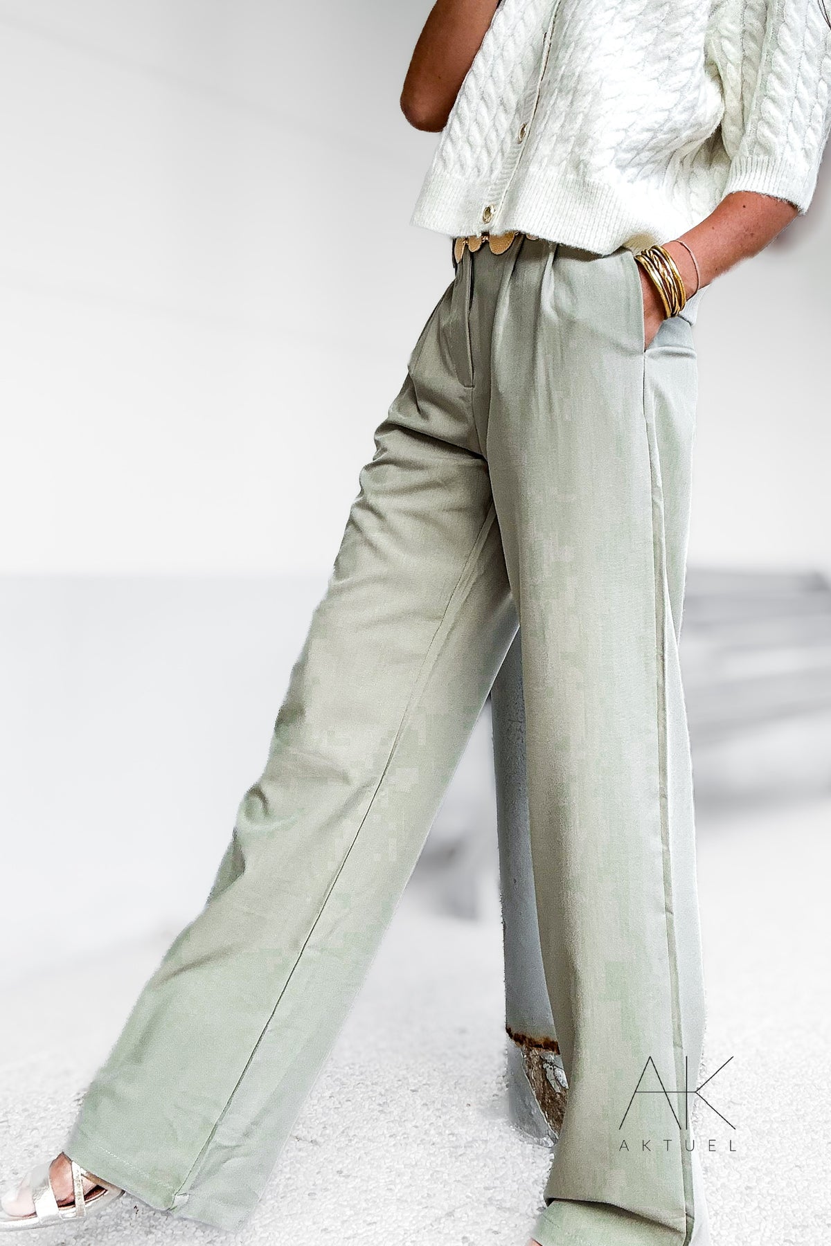 Pantalon droit kaki taille haute & détails boutonnés