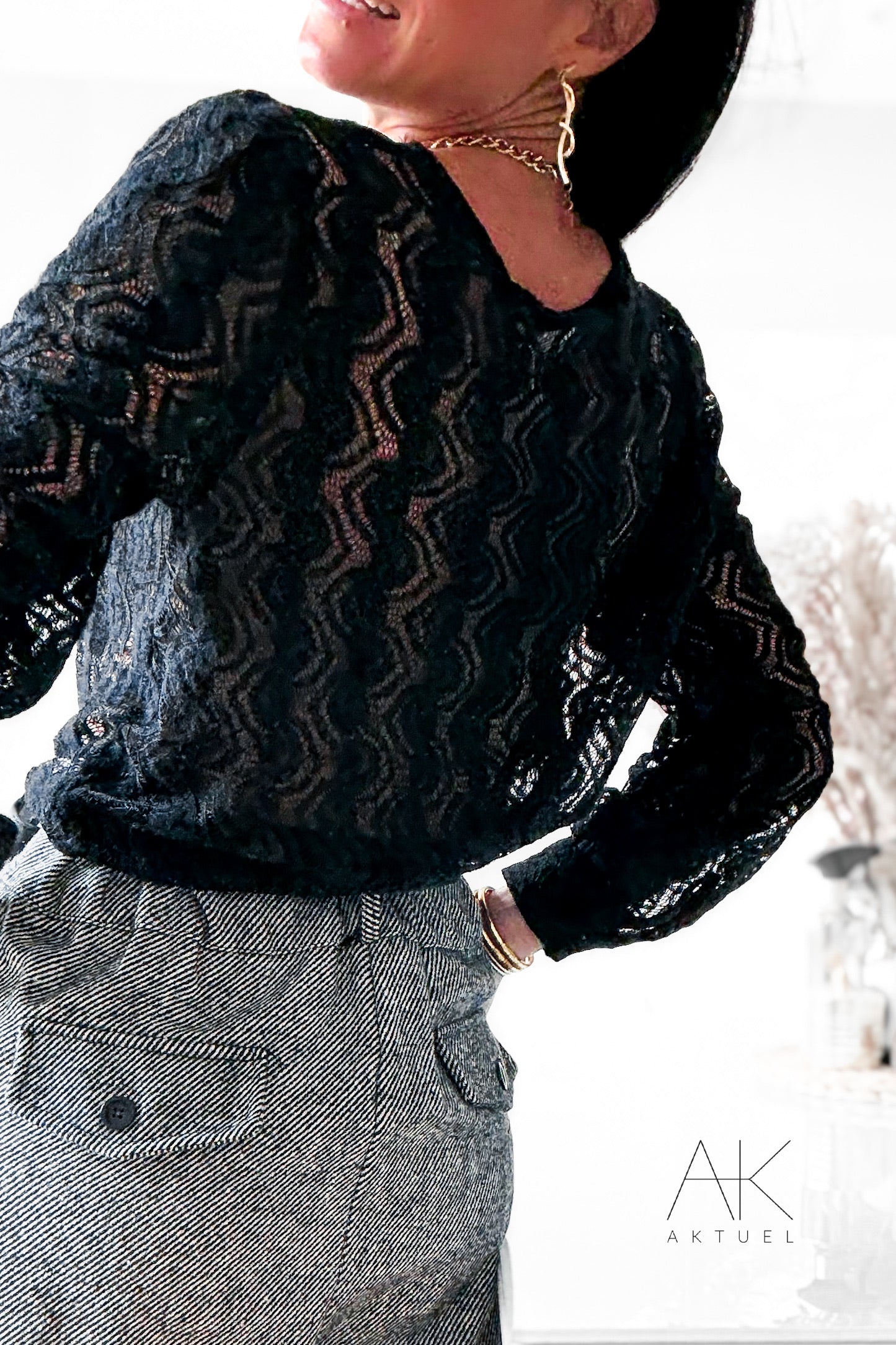 Top en dentelle noire boutonné