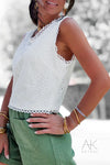 Top sans manches blanc en broderie anglaise