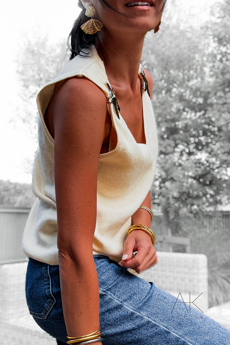 Top en maille col V avec broche étoile